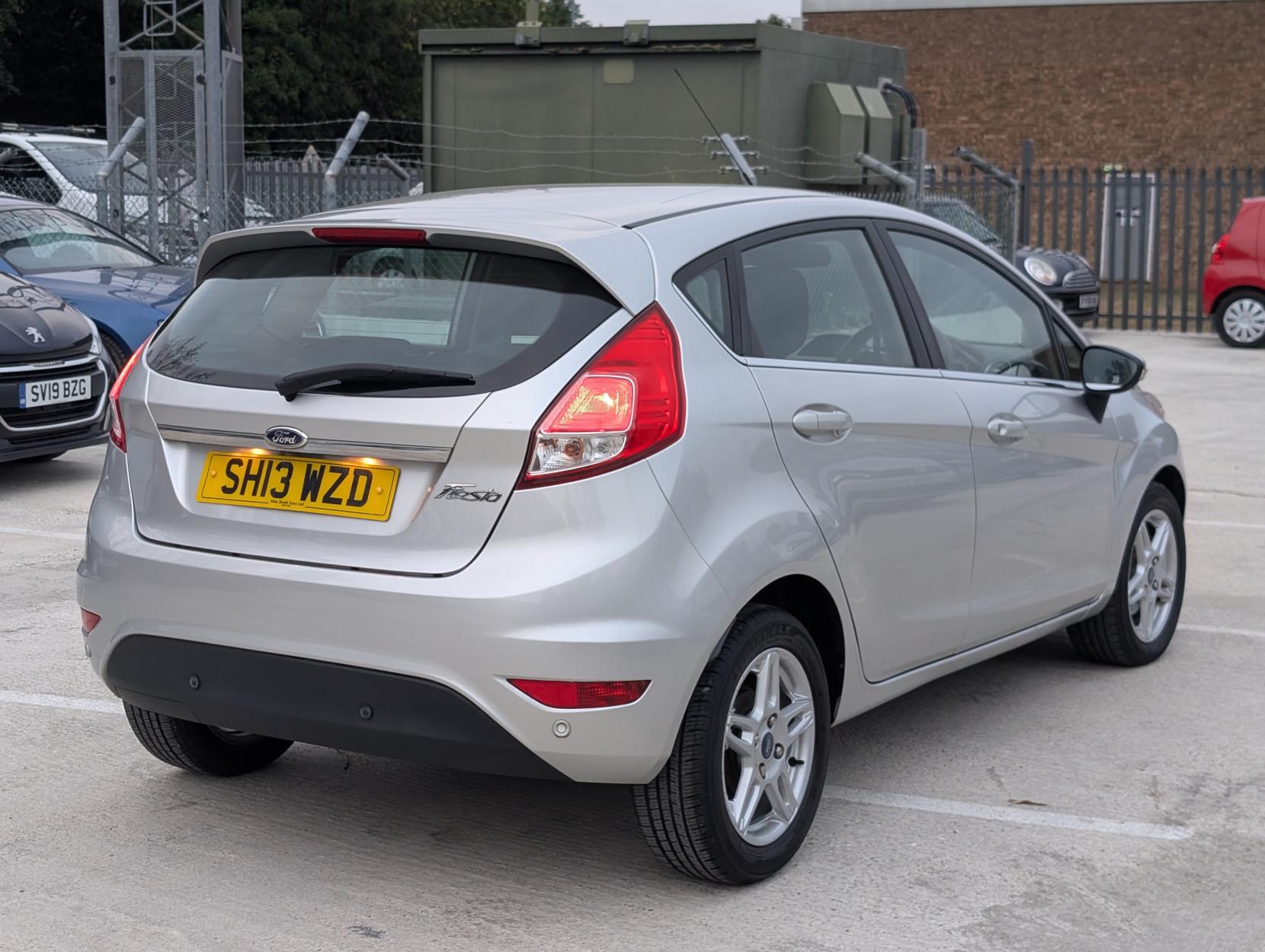 Ford Fiesta 1.6 Zetec Hatchback 5dr Petrol Powershift Euro 5 (105 ps)