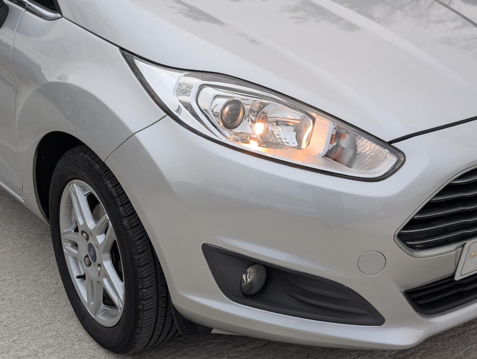 Ford Fiesta 1.6 Zetec Hatchback 5dr Petrol Powershift Euro 5 (105 ps)