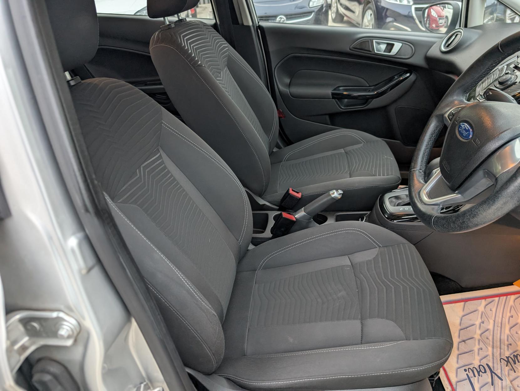 Ford Fiesta 1.6 Zetec Hatchback 5dr Petrol Powershift Euro 5 (105 ps)