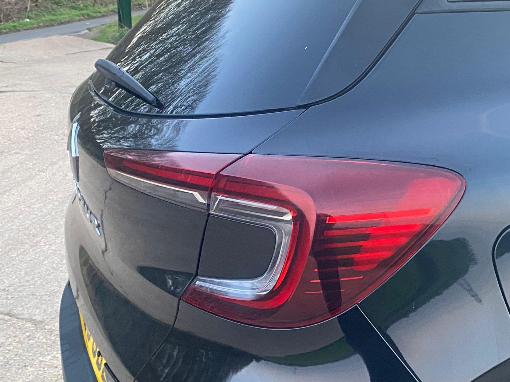 Renault Captur 1.5 Blue dCi Iconic SUV 5dr Diesel Manual Euro 6 (s/s) (95 ps)