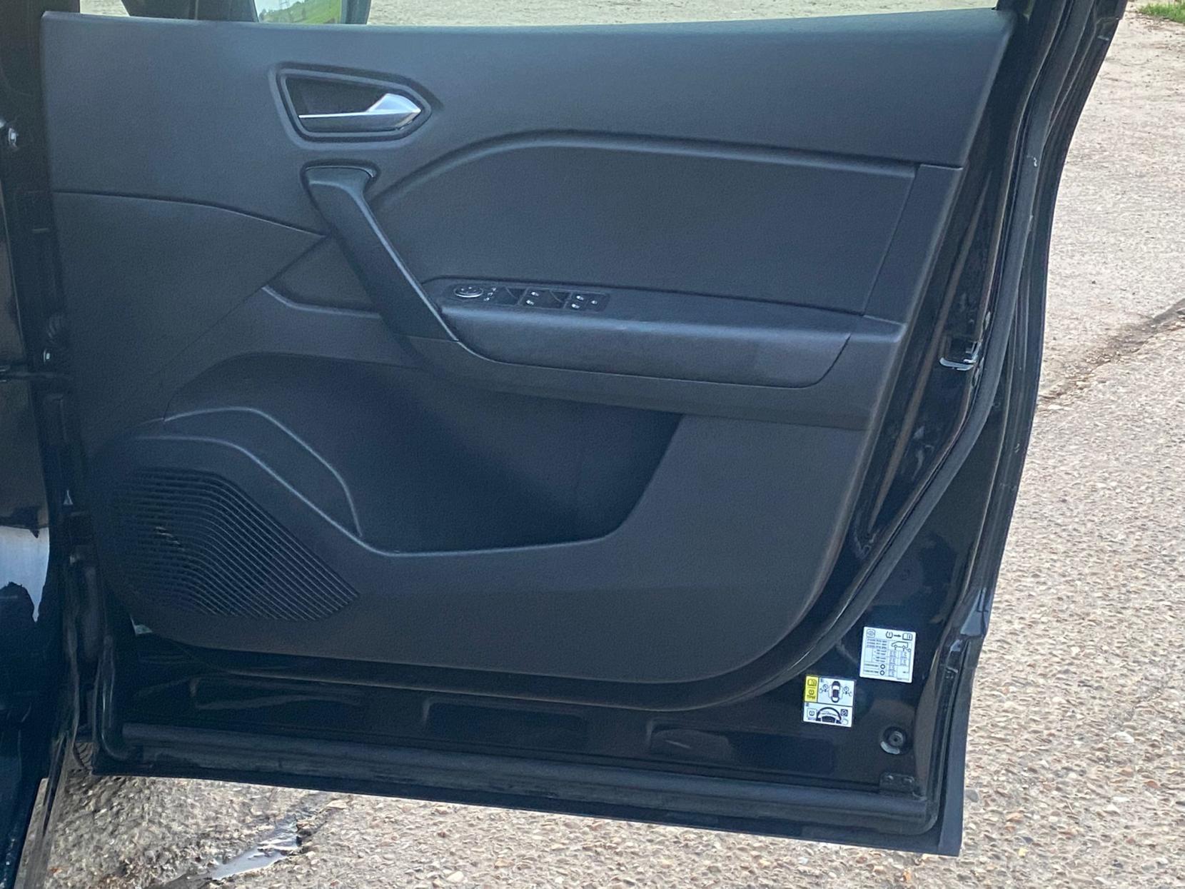 Renault Captur 1.5 Blue dCi Iconic SUV 5dr Diesel Manual Euro 6 (s/s) (95 ps)