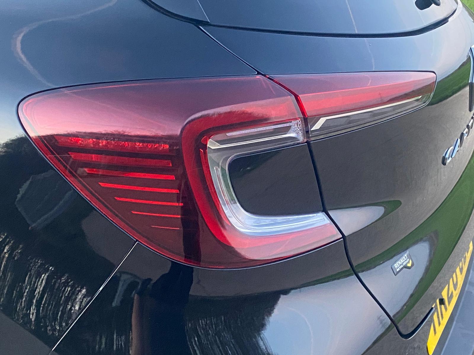 Renault Captur 1.5 Blue dCi Iconic SUV 5dr Diesel Manual Euro 6 (s/s) (95 ps)