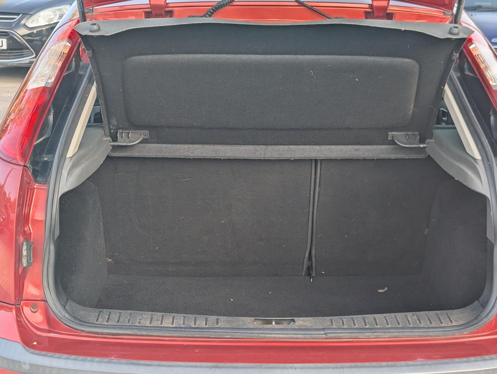 Ford Focus 1.6 Zetec Climate Hatchback 5dr Petrol Manual (161 g/km, 99 bhp)