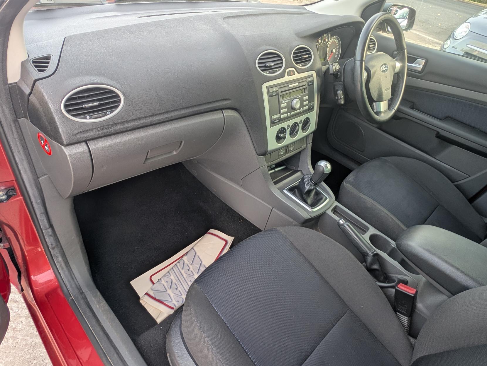 Ford Focus 1.6 Zetec Climate Hatchback 5dr Petrol Manual (161 g/km, 99 bhp)
