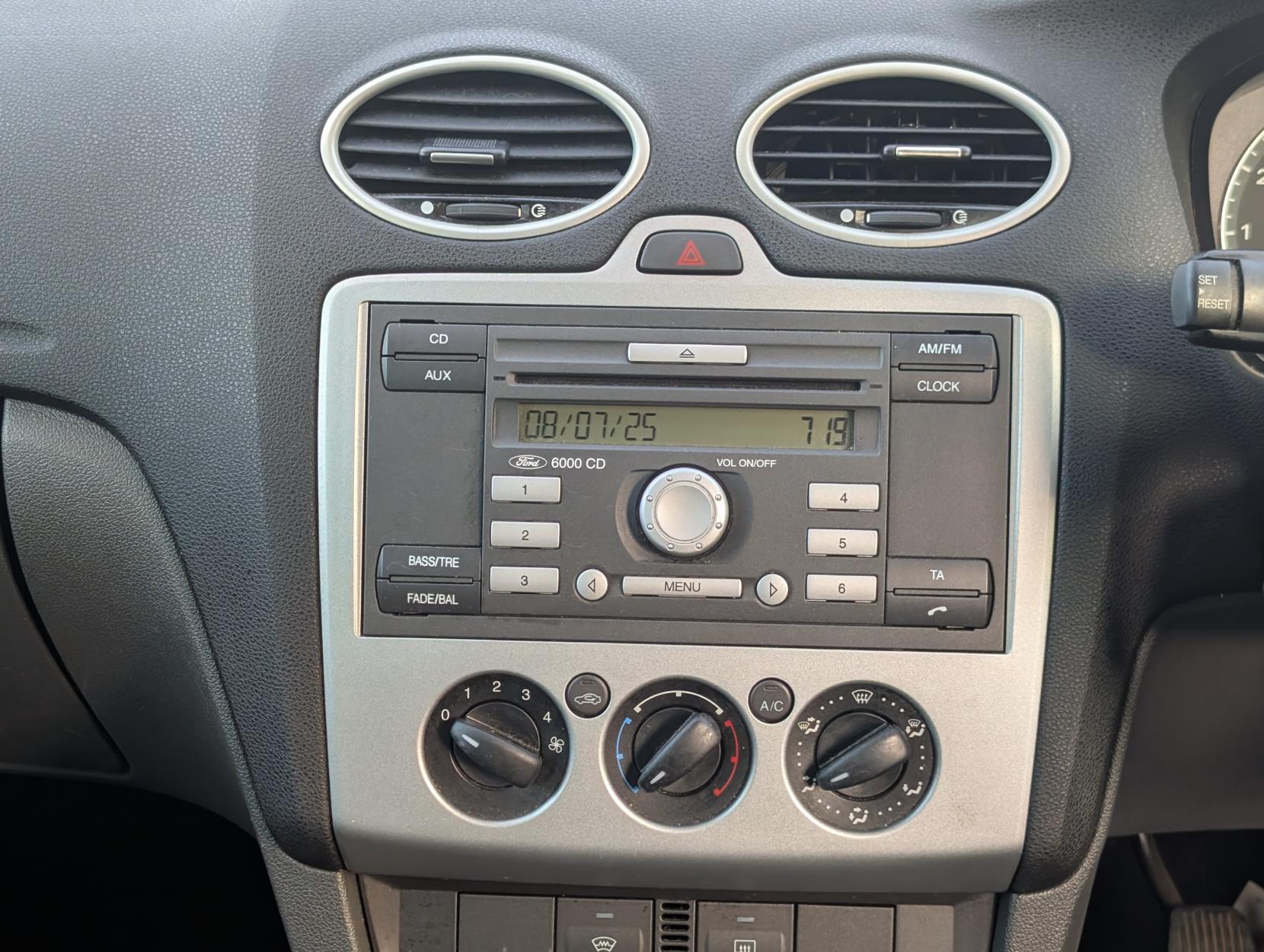 Ford Focus 1.6 Zetec Climate Hatchback 5dr Petrol Manual (161 g/km, 99 bhp)