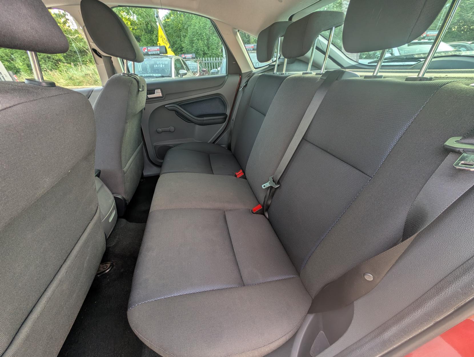 Ford Focus 1.6 Zetec Climate Hatchback 5dr Petrol Manual (161 g/km, 99 bhp)