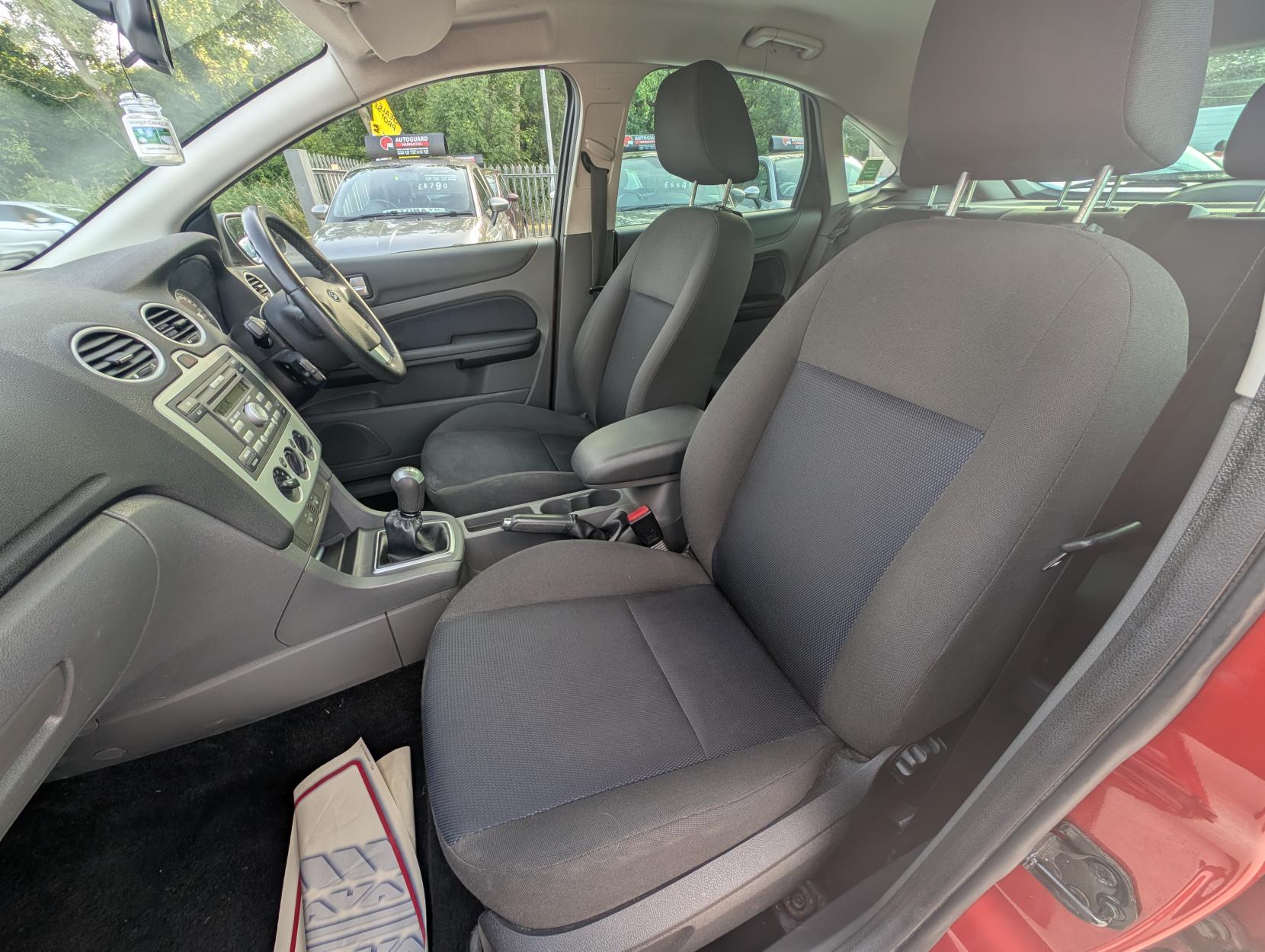 Ford Focus 1.6 Zetec Climate Hatchback 5dr Petrol Manual (161 g/km, 99 bhp)