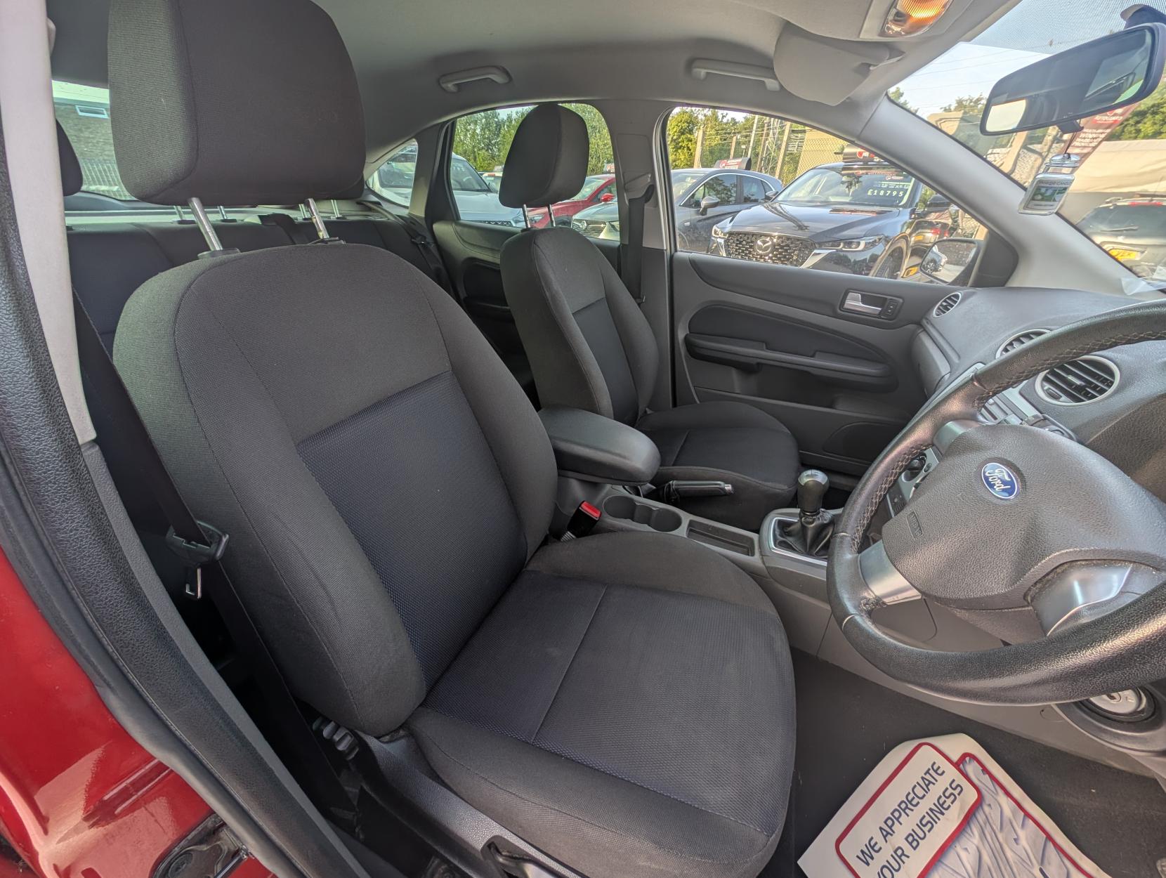 Ford Focus 1.6 Zetec Climate Hatchback 5dr Petrol Manual (161 g/km, 99 bhp)