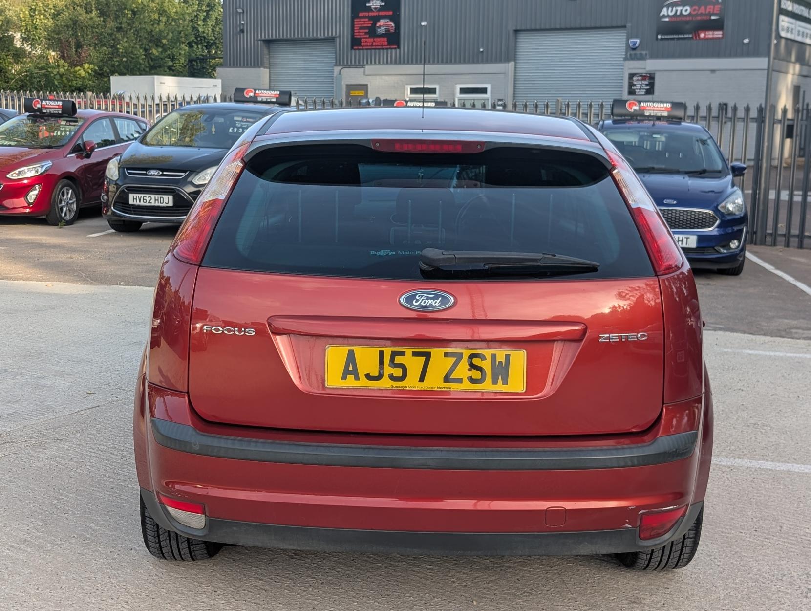Ford Focus 1.6 Zetec Climate Hatchback 5dr Petrol Manual (161 g/km, 99 bhp)