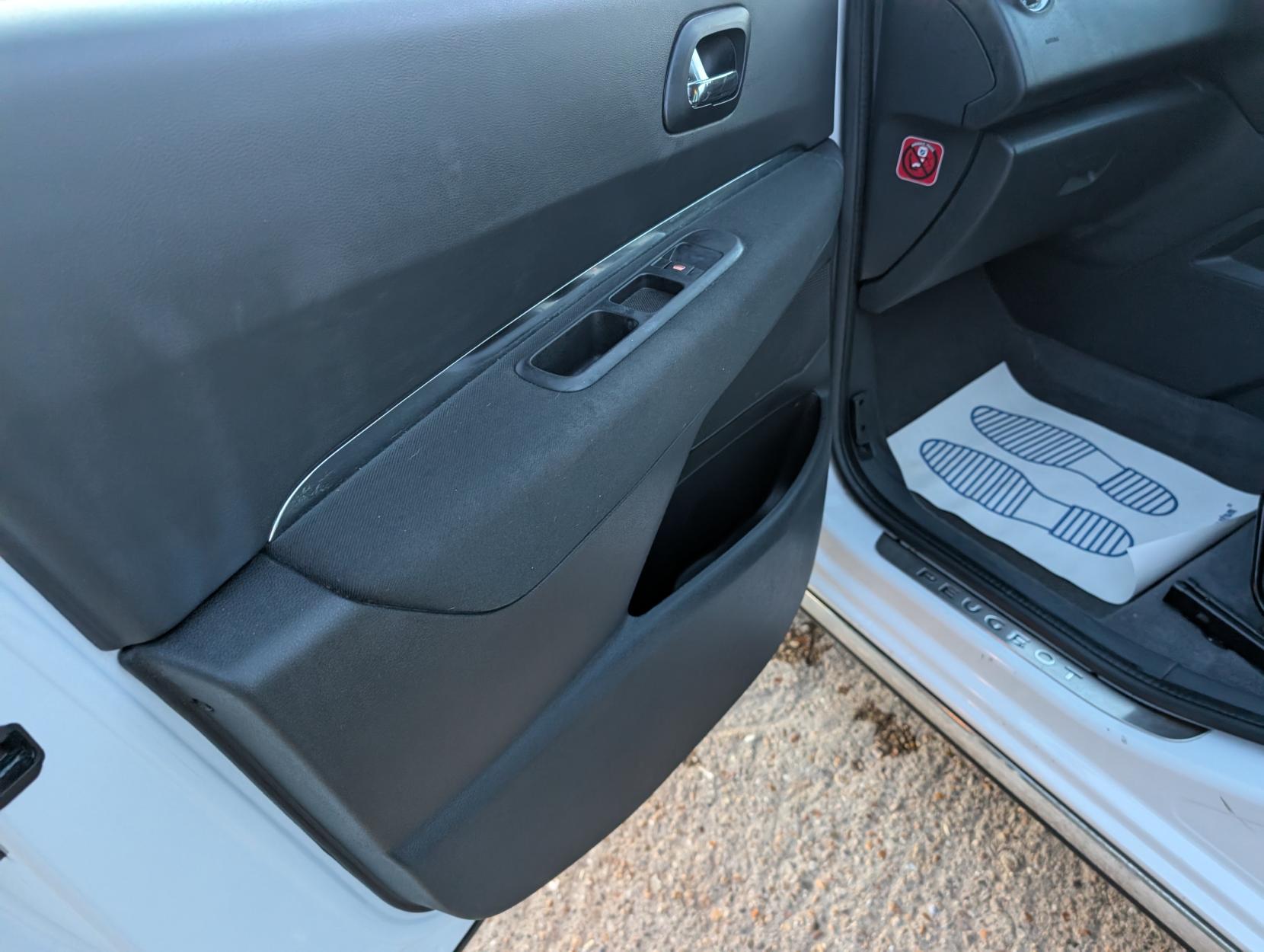 Peugeot 3008 1.6 HDi Active SUV 5dr Diesel Manual Euro 5 (115 ps)