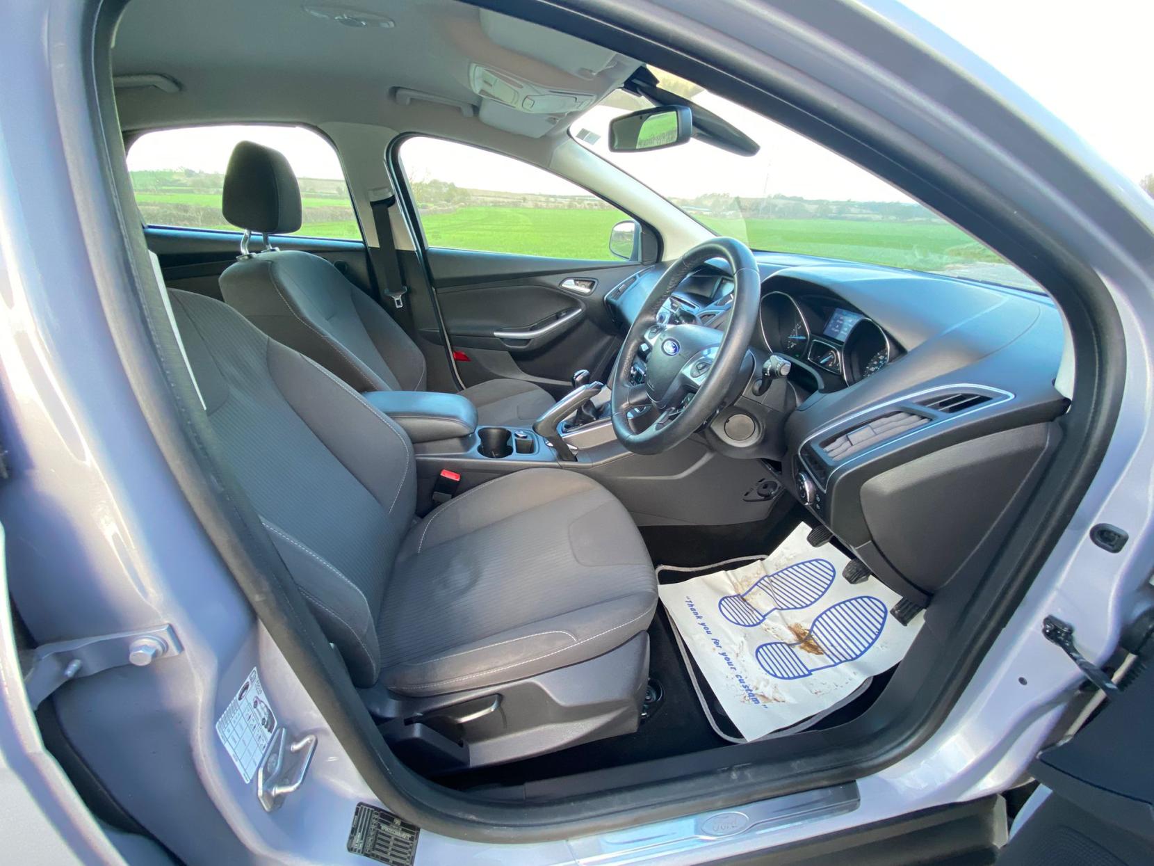 Ford Focus 1.6 Titanium Hatchback 5dr Petrol Manual Euro 5 (125 ps)