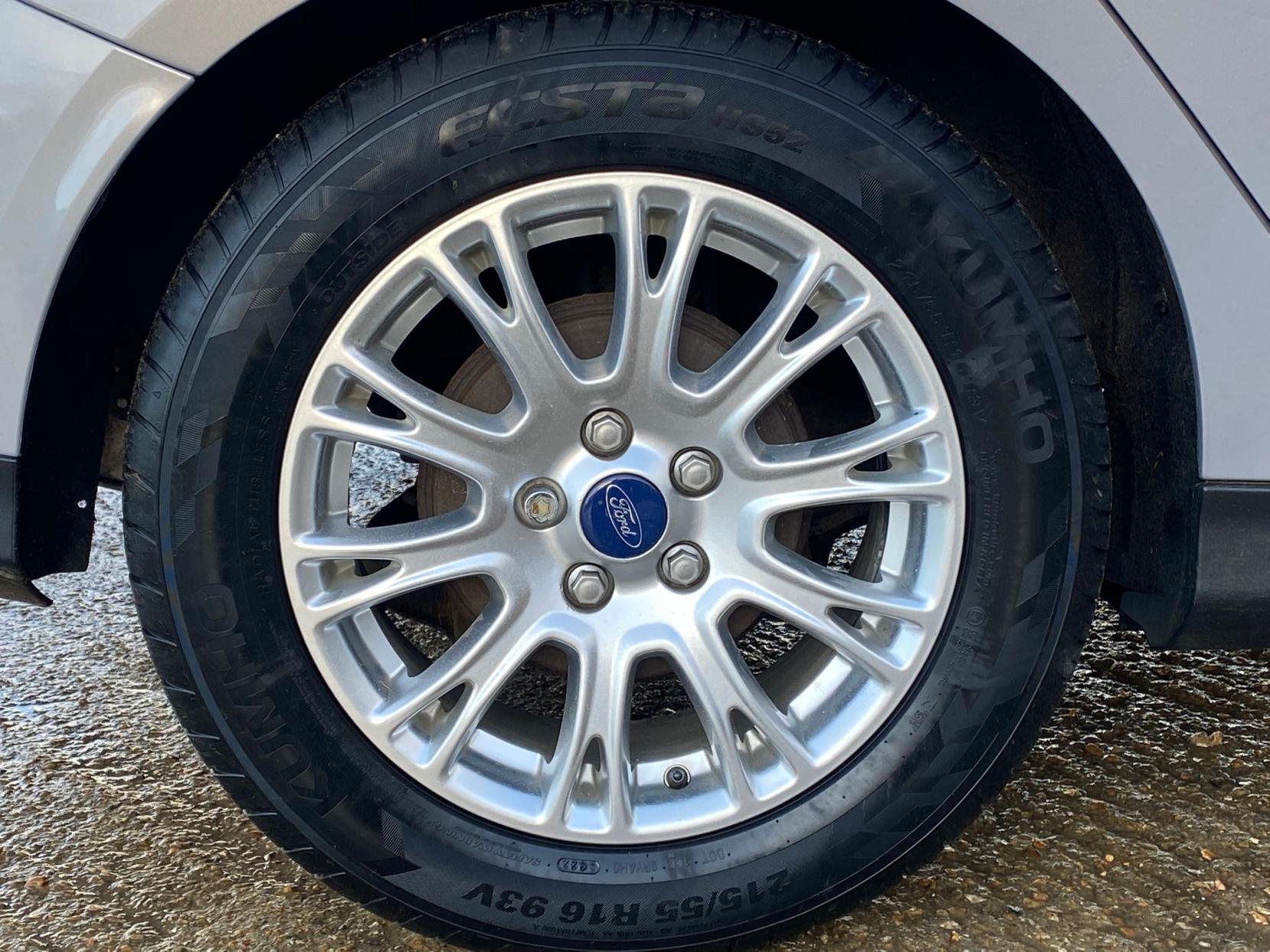 Ford Focus 1.6 Titanium Hatchback 5dr Petrol Manual Euro 5 (125 ps)