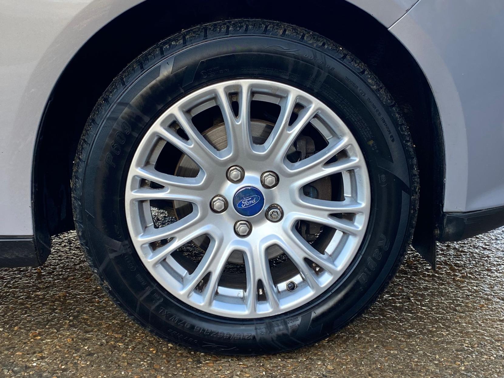 Ford Focus 1.6 Titanium Hatchback 5dr Petrol Manual Euro 5 (125 ps)