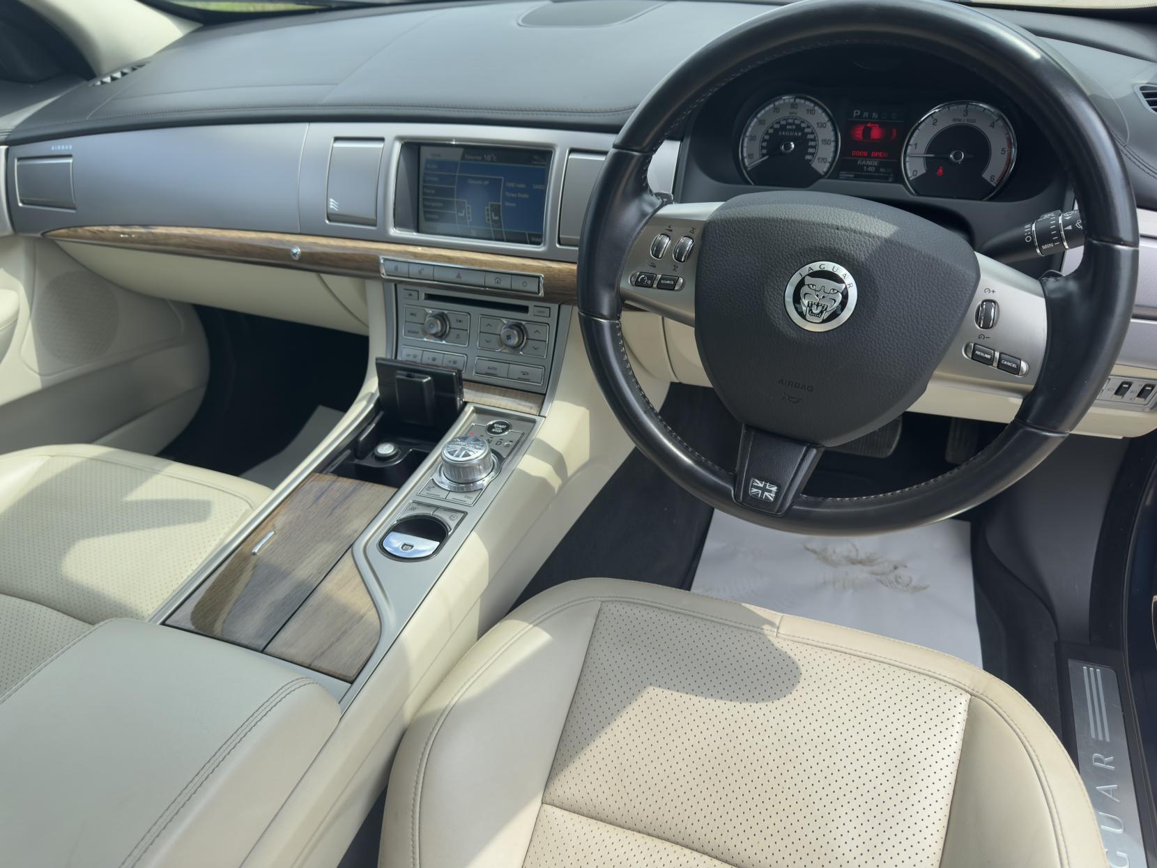 Jaguar XF 3.0d S V6 Premium Luxury Saloon 4dr Diesel Auto Euro 5 (275 ps)