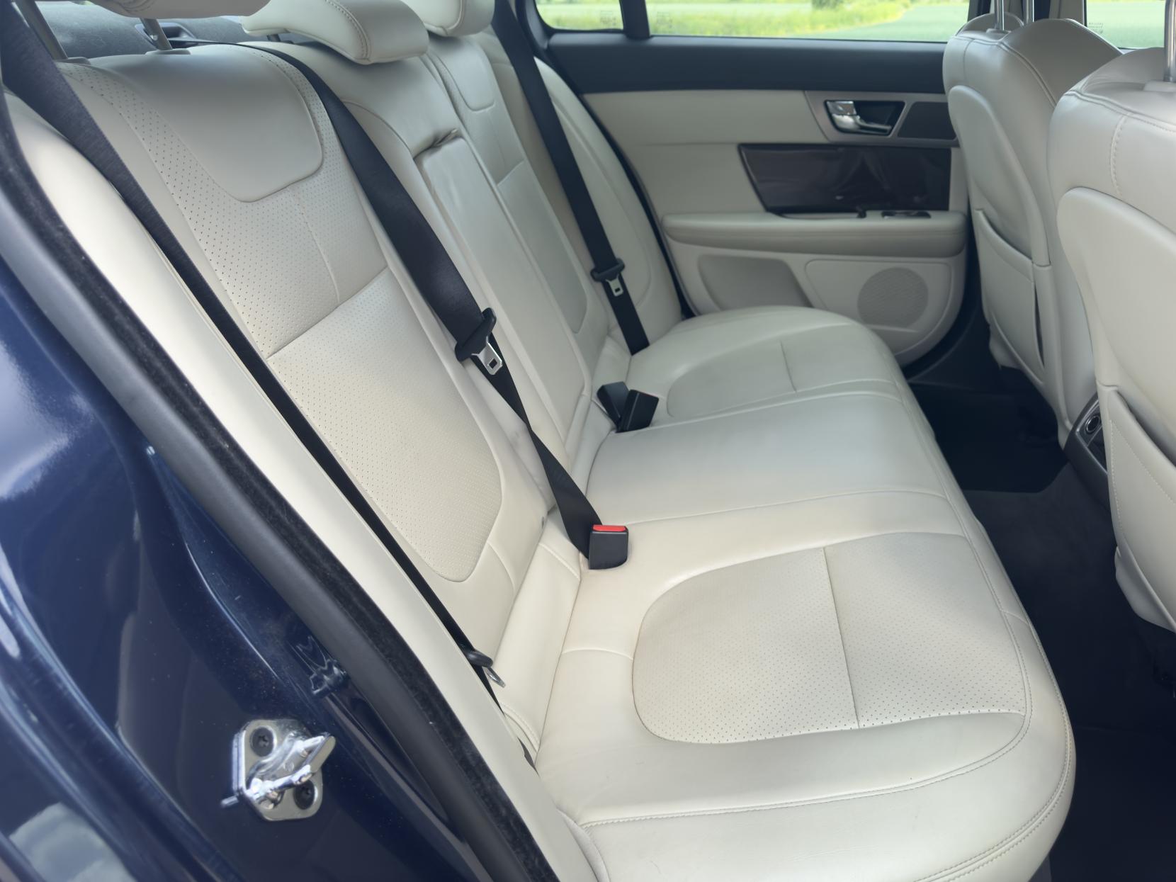 Jaguar XF 3.0d S V6 Premium Luxury Saloon 4dr Diesel Auto Euro 5 (275 ps)