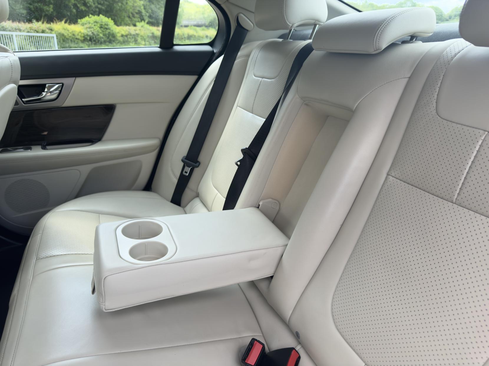 Jaguar XF 3.0d S V6 Premium Luxury Saloon 4dr Diesel Auto Euro 5 (275 ps)