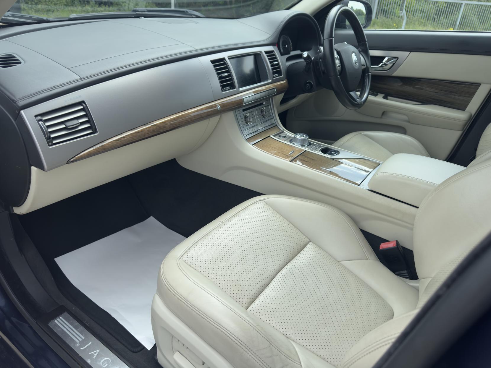 Jaguar XF 3.0d S V6 Premium Luxury Saloon 4dr Diesel Auto Euro 5 (275 ps)