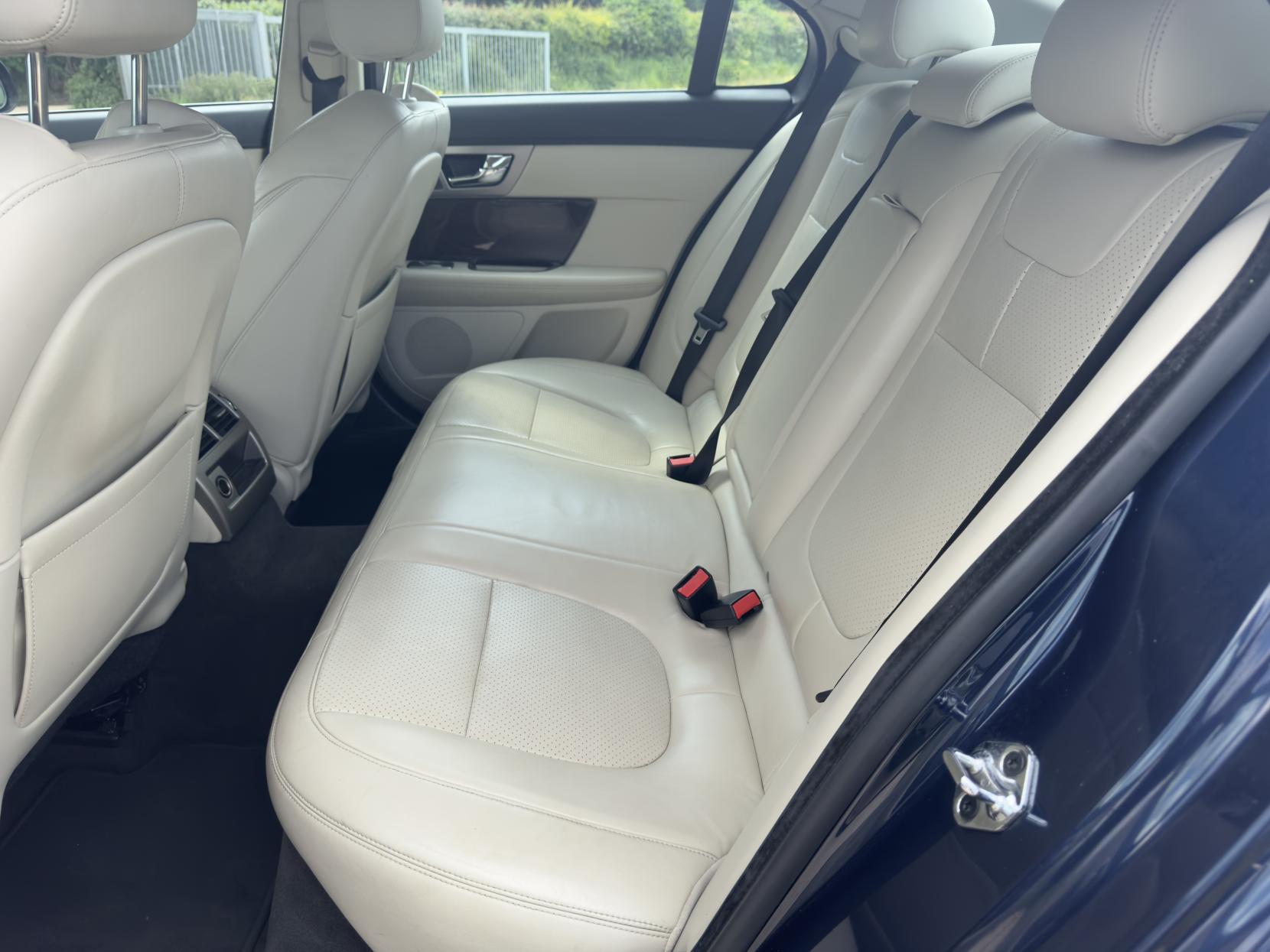 Jaguar XF 3.0d S V6 Premium Luxury Saloon 4dr Diesel Auto Euro 5 (275 ps)