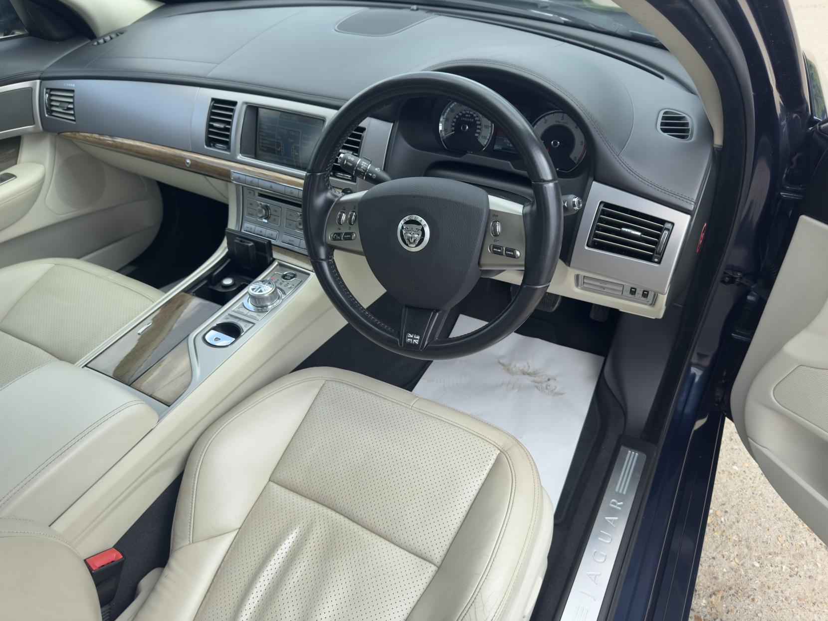 Jaguar XF 3.0d S V6 Premium Luxury Saloon 4dr Diesel Auto Euro 5 (275 ps)
