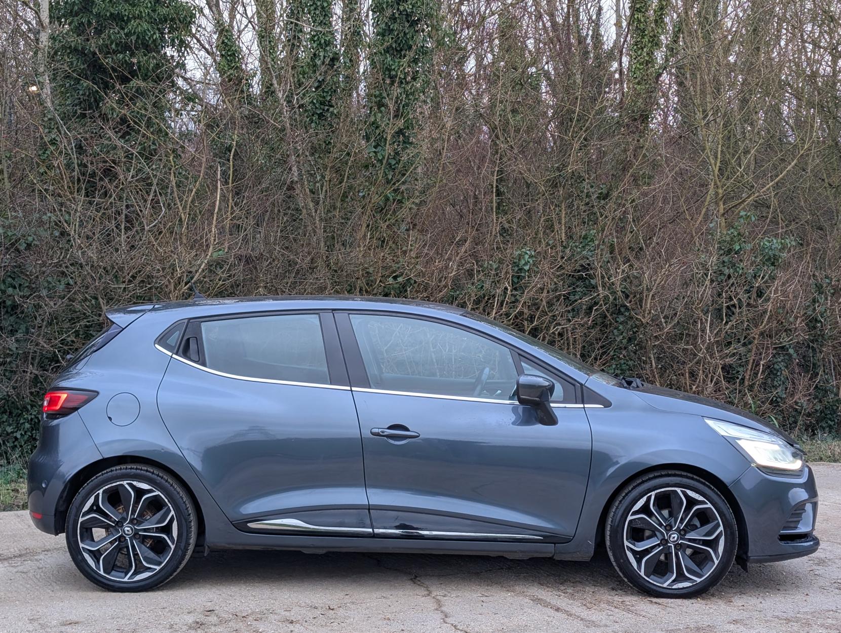 Renault Clio 0.9 TCe Signature Nav Hatchback 5dr Petrol Manual Euro 6 (s/s) (90 ps)