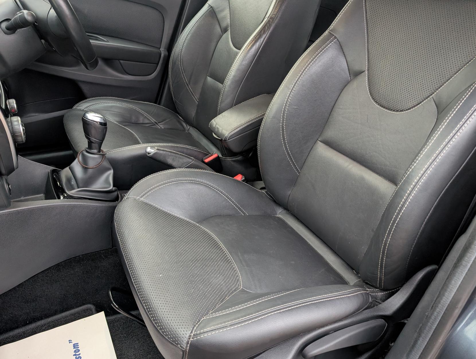 Renault Clio 0.9 TCe Signature Nav Hatchback 5dr Petrol Manual Euro 6 (s/s) (90 ps)