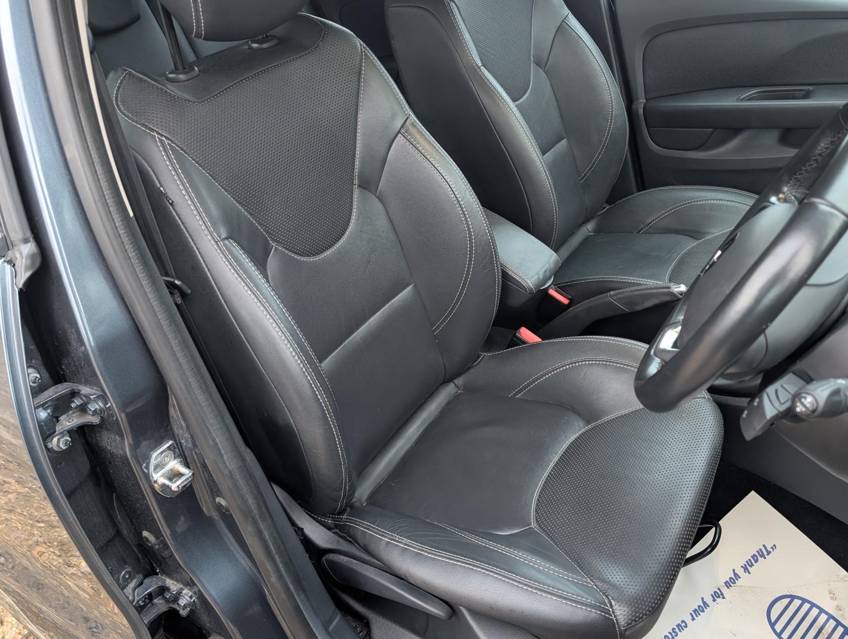 Renault Clio 0.9 TCe Signature Nav Hatchback 5dr Petrol Manual Euro 6 (s/s) (90 ps)