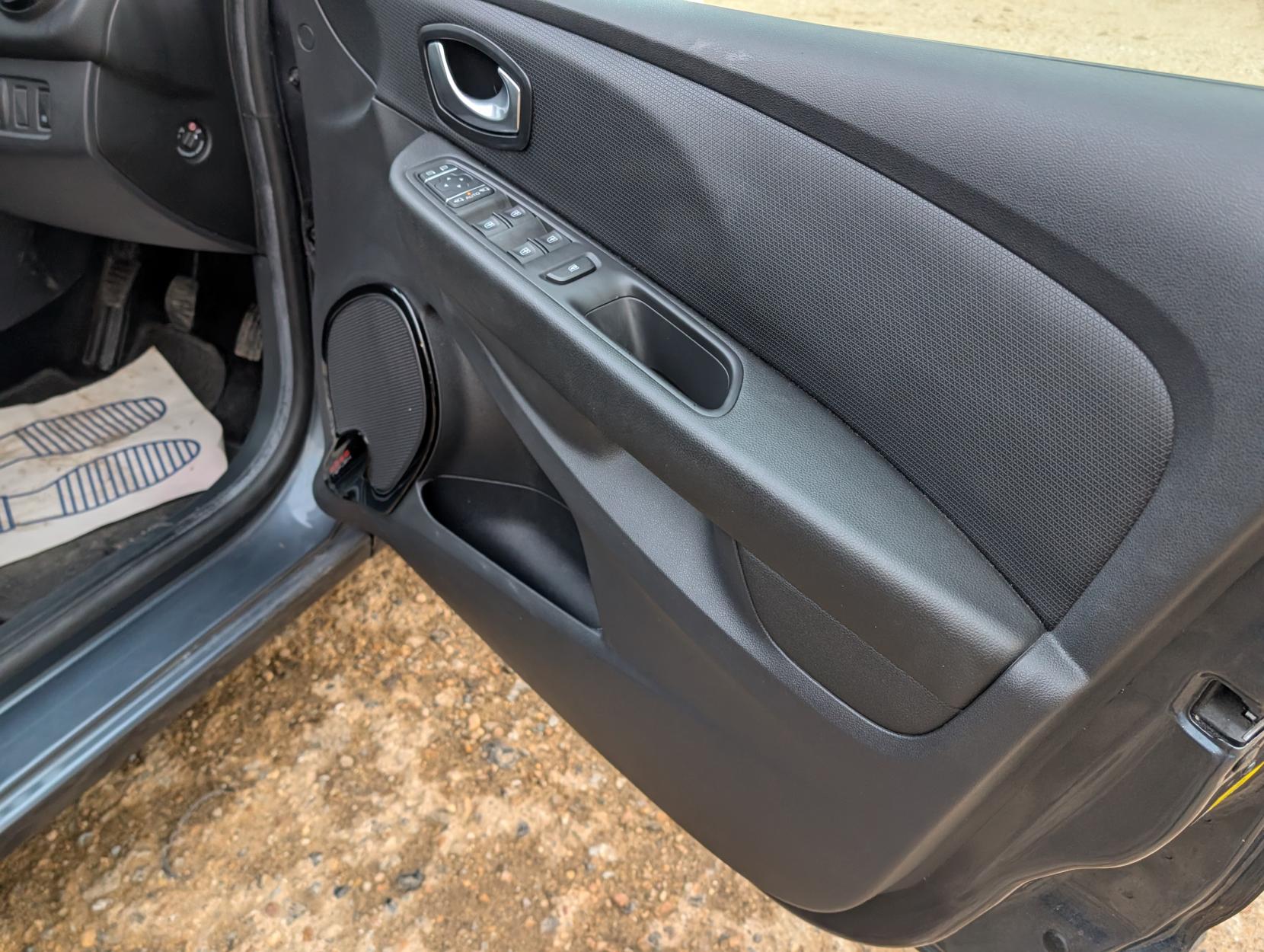 Renault Clio 0.9 TCe Signature Nav Hatchback 5dr Petrol Manual Euro 6 (s/s) (90 ps)