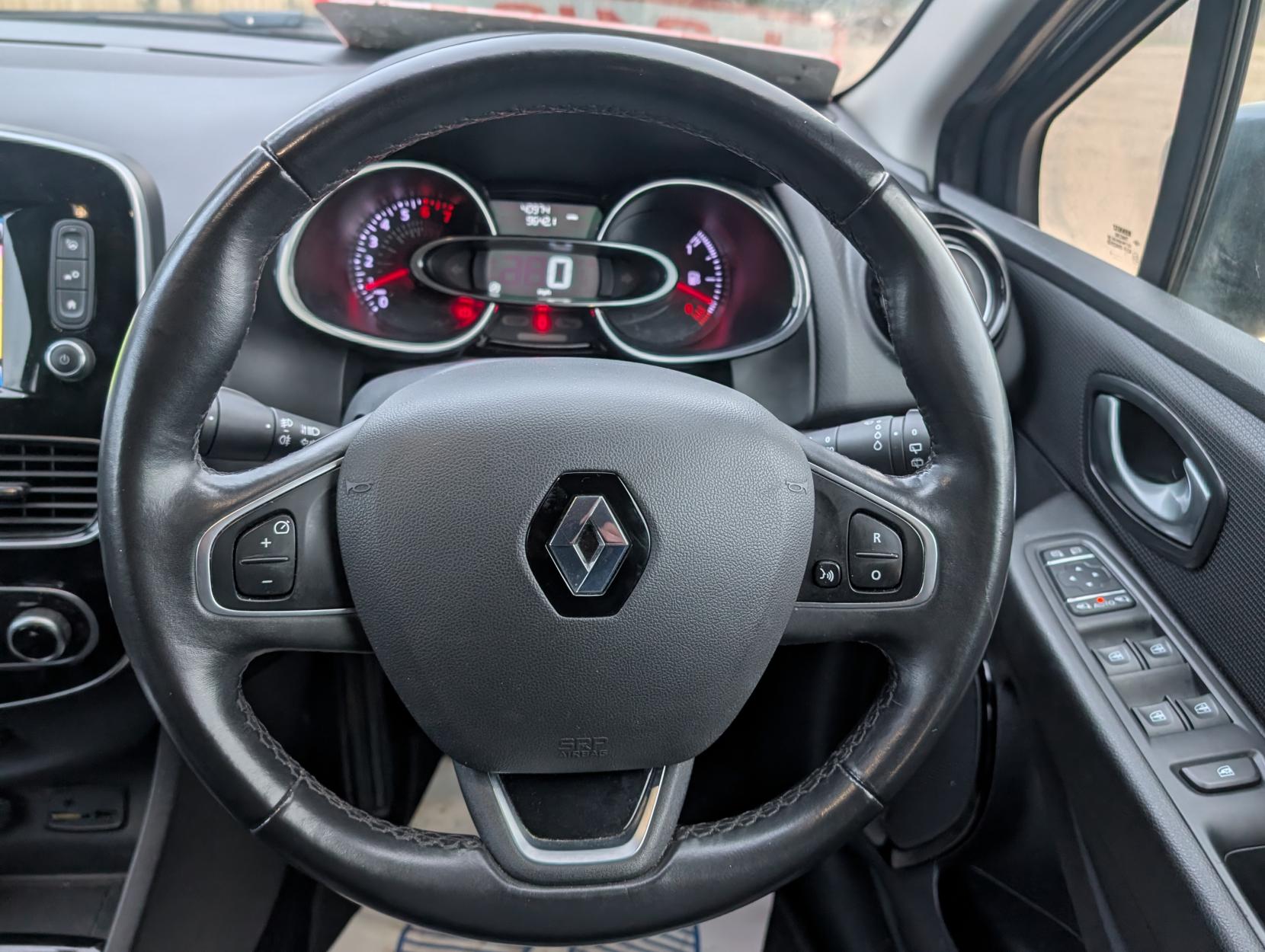 Renault Clio 0.9 TCe Signature Nav Hatchback 5dr Petrol Manual Euro 6 (s/s) (90 ps)