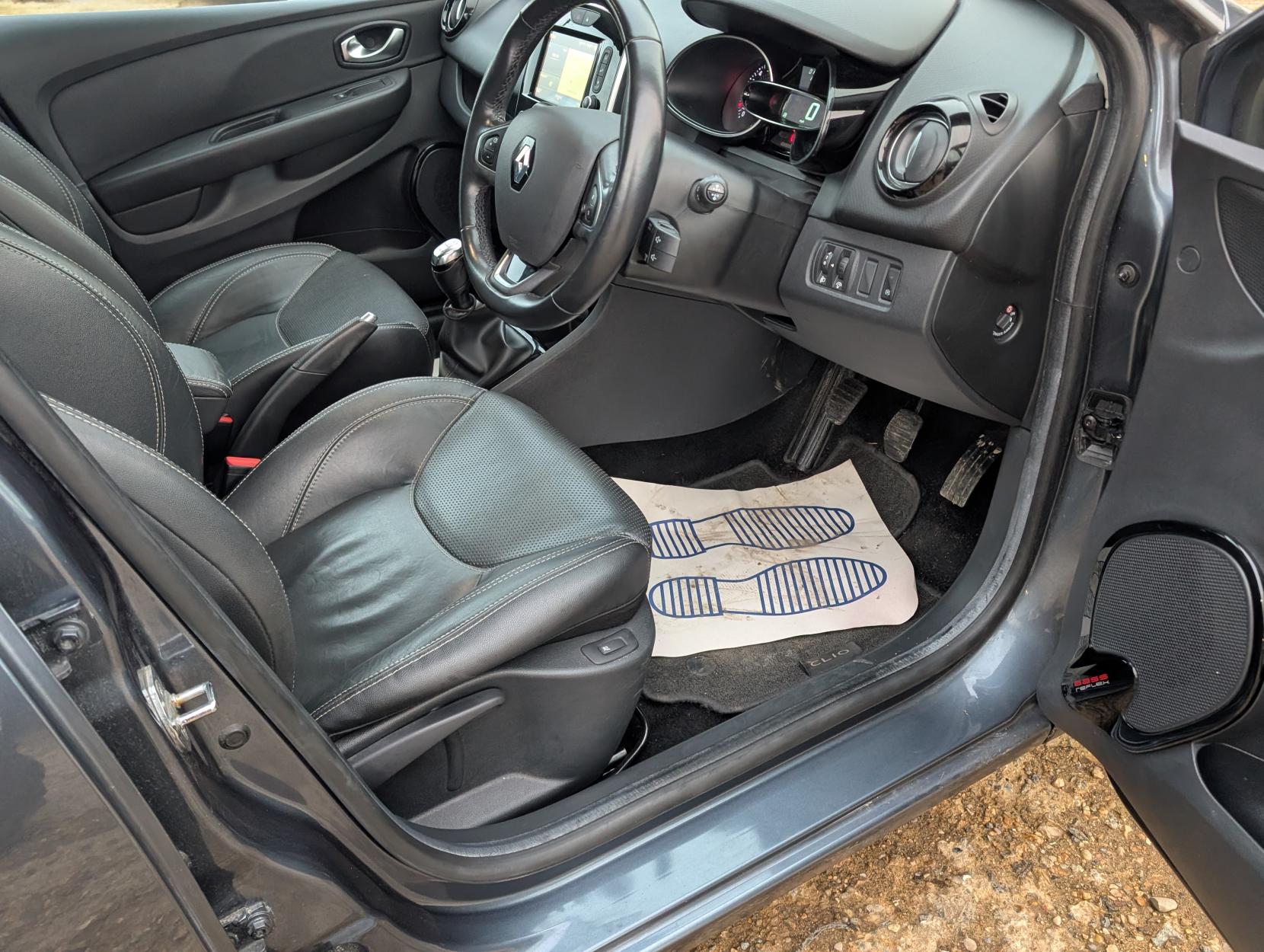 Renault Clio 0.9 TCe Signature Nav Hatchback 5dr Petrol Manual Euro 6 (s/s) (90 ps)