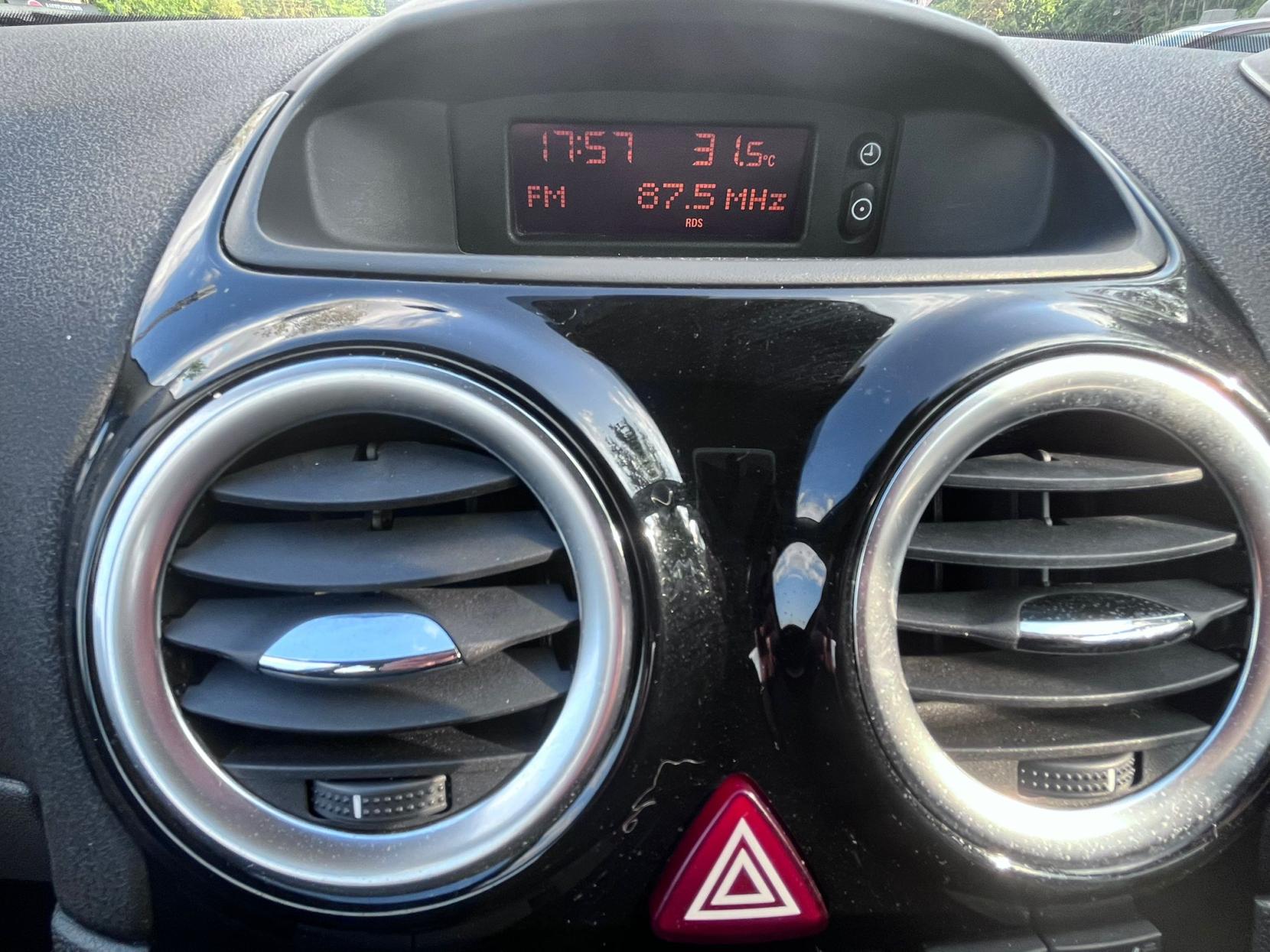 Vauxhall Corsa 1.4 16V SE Hatchback 5dr Petrol Manual Wide Ratio Euro 5 (100 ps)
