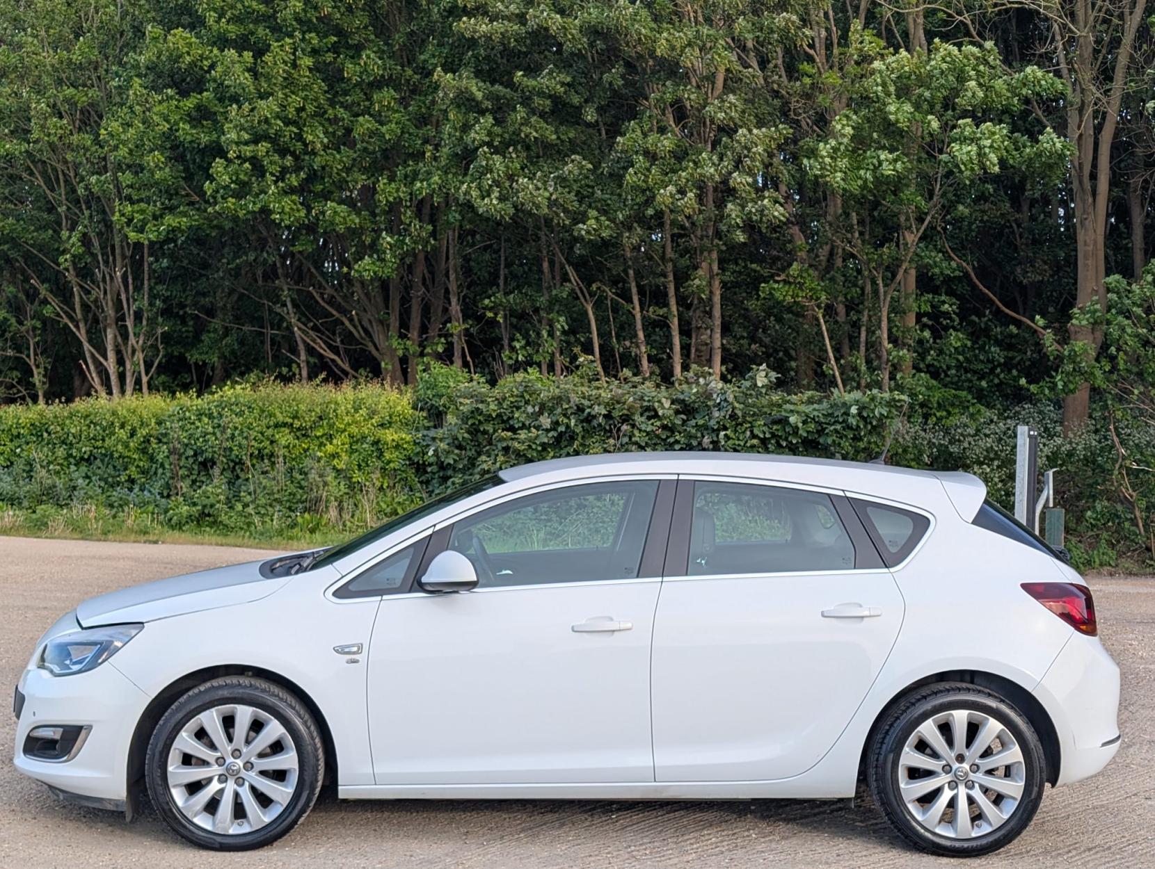 Vauxhall Astra 1.6 16v Elite Hatchback 5dr Petrol Auto Euro 5 (115 ps)