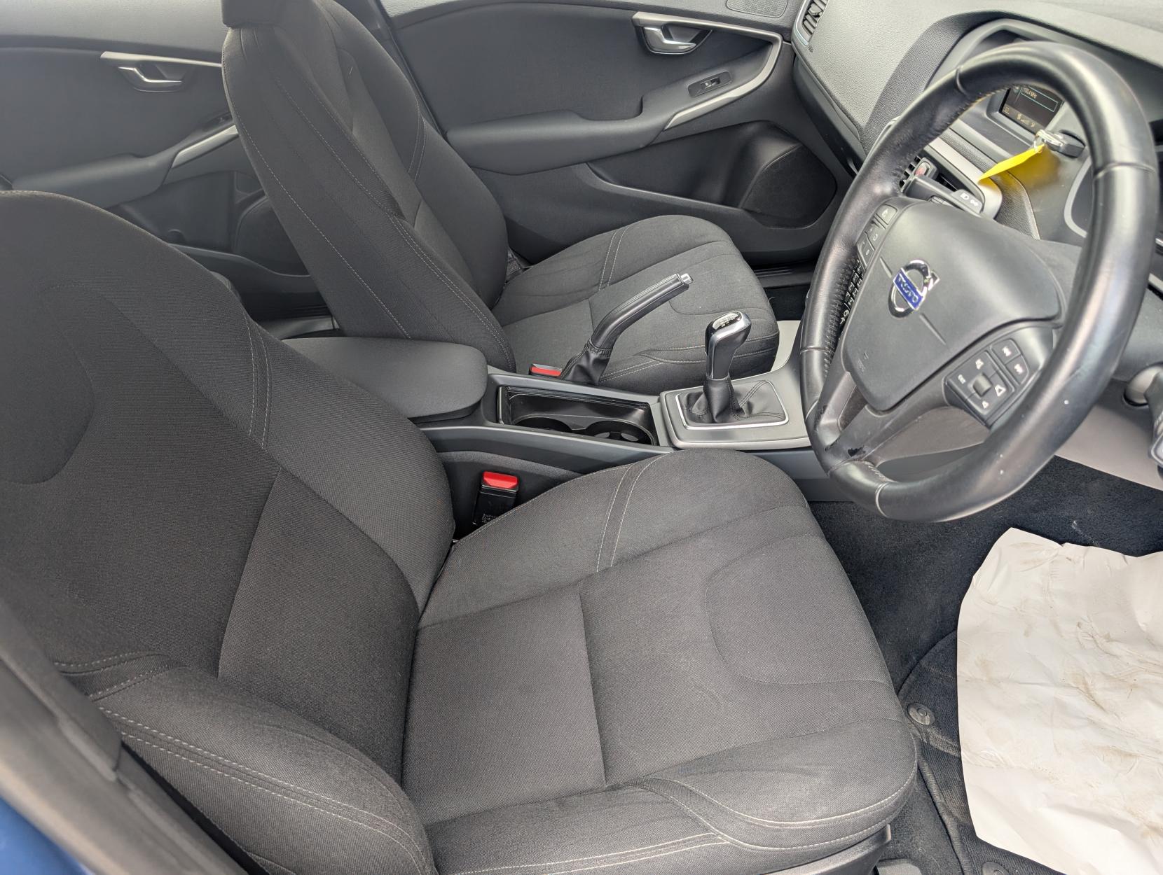 Volvo V40 2.0 T2 ES Hatchback 5dr Petrol Manual Euro 6 (s/s) (122 ps)