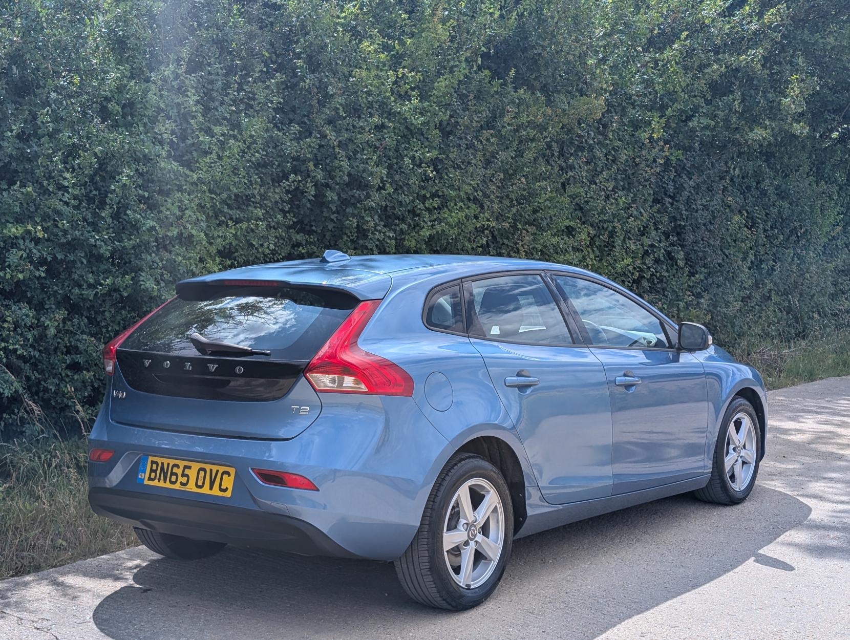 Volvo V40 2.0 T2 ES Hatchback 5dr Petrol Manual Euro 6 (s/s) (122 ps)