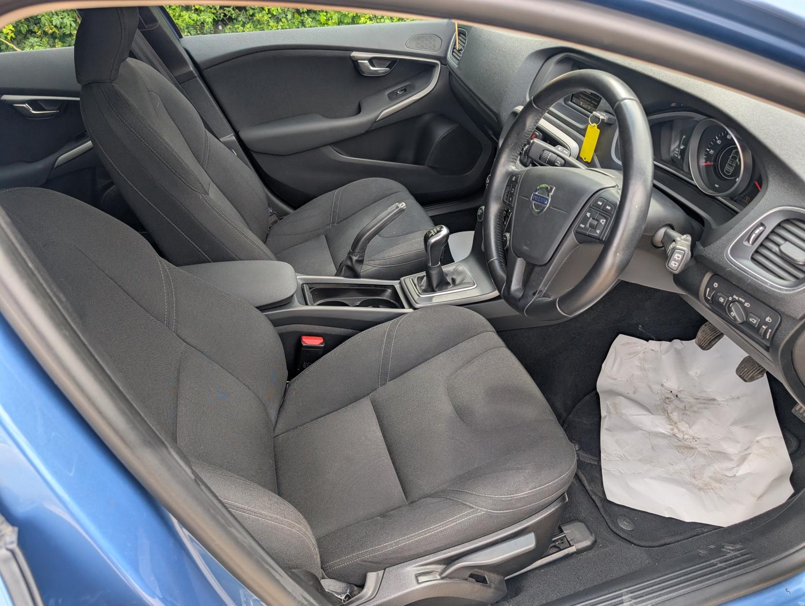 Volvo V40 2.0 T2 ES Hatchback 5dr Petrol Manual Euro 6 (s/s) (122 ps)
