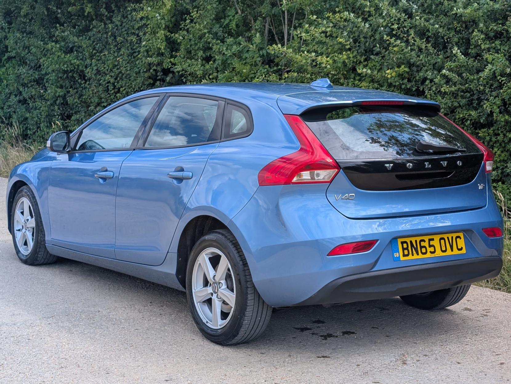 Volvo V40 2.0 T2 ES Hatchback 5dr Petrol Manual Euro 6 (s/s) (122 ps)