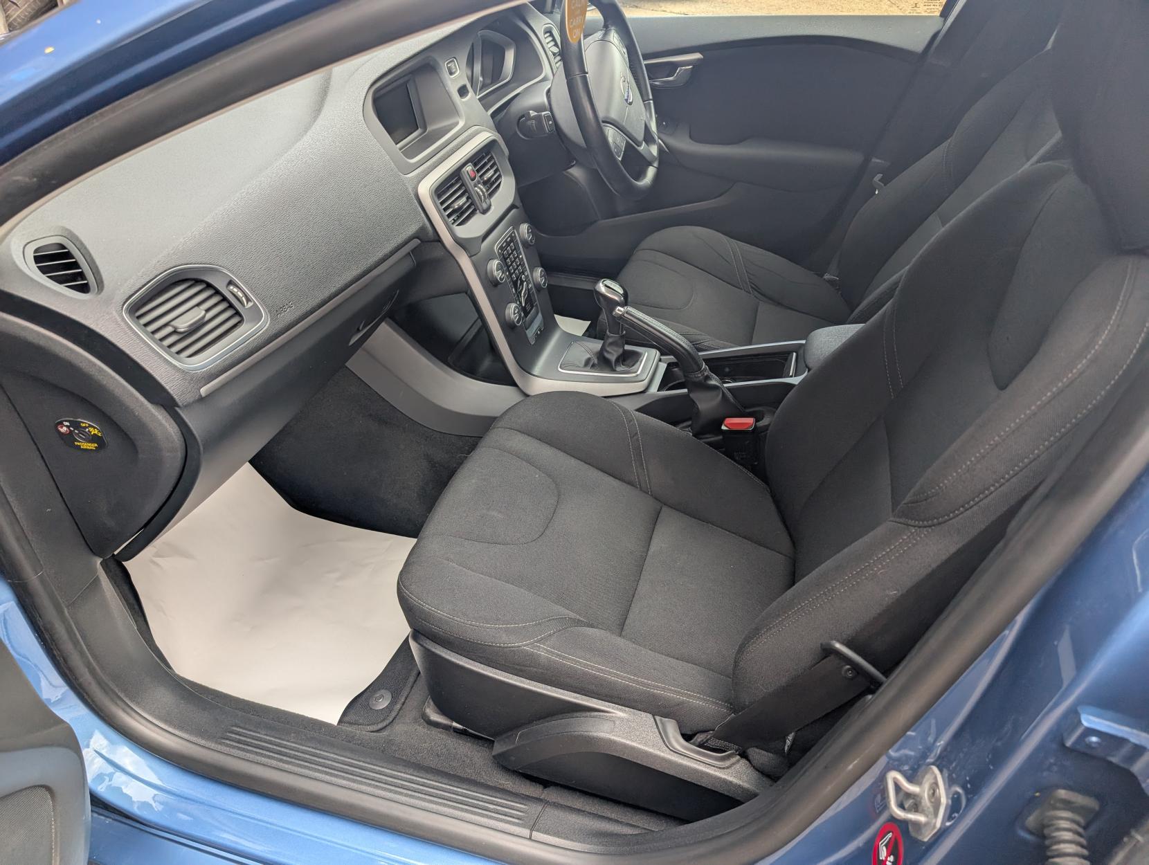 Volvo V40 2.0 T2 ES Hatchback 5dr Petrol Manual Euro 6 (s/s) (122 ps)
