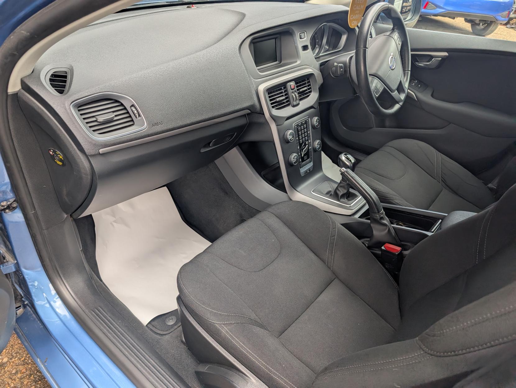 Volvo V40 2.0 T2 ES Hatchback 5dr Petrol Manual Euro 6 (s/s) (122 ps)