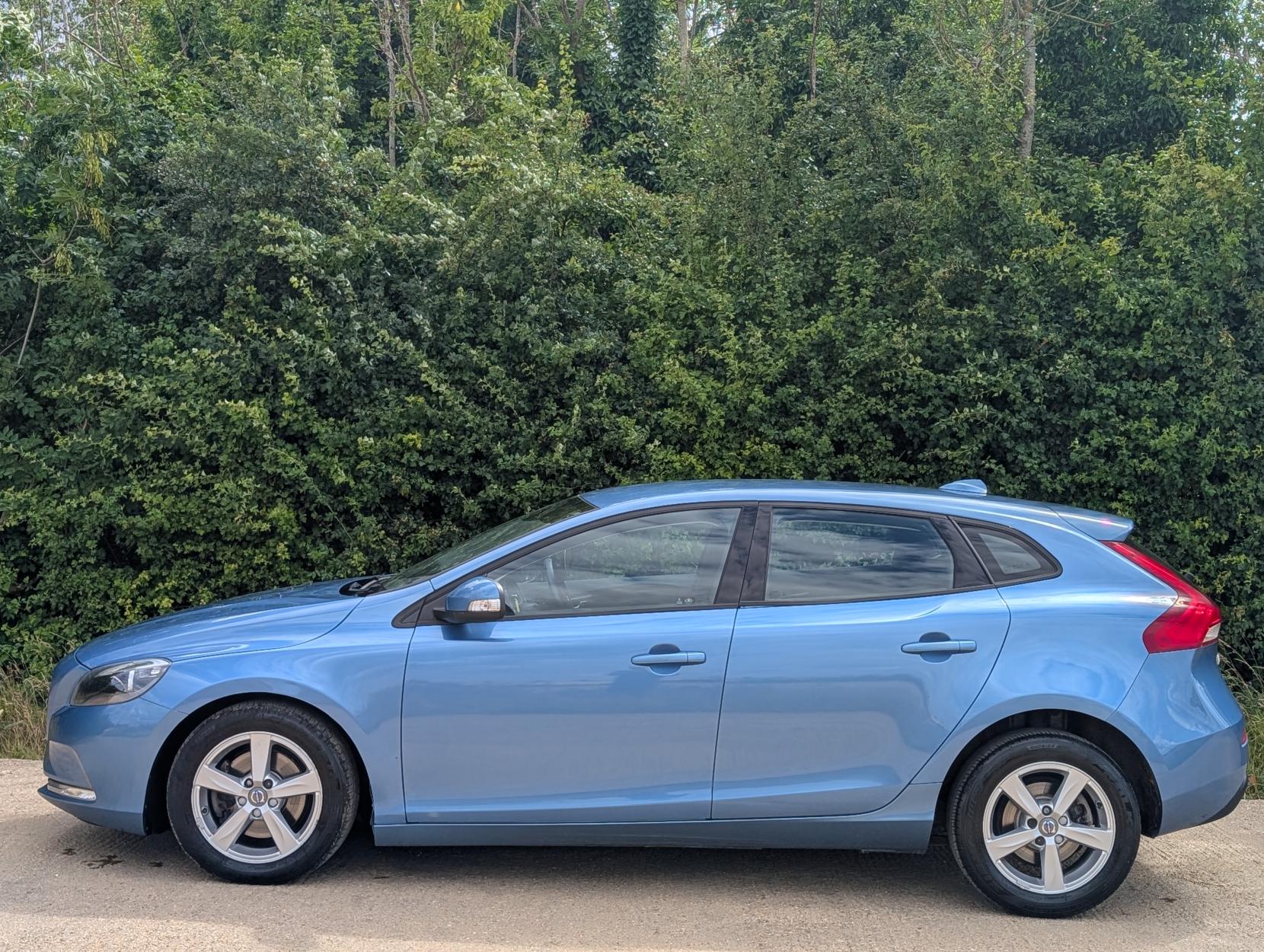 Volvo V40 2.0 T2 ES Hatchback 5dr Petrol Manual Euro 6 (s/s) (122 ps)