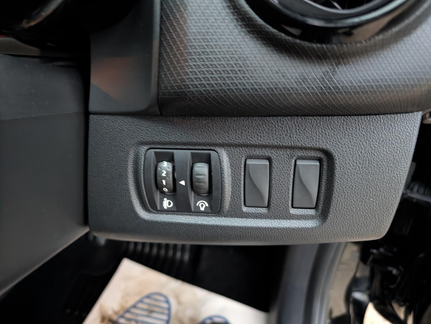 Renault Clio 1.2 16V Dynamique Nav Hatchback 5dr Petrol Manual Euro 6 (75 ps)