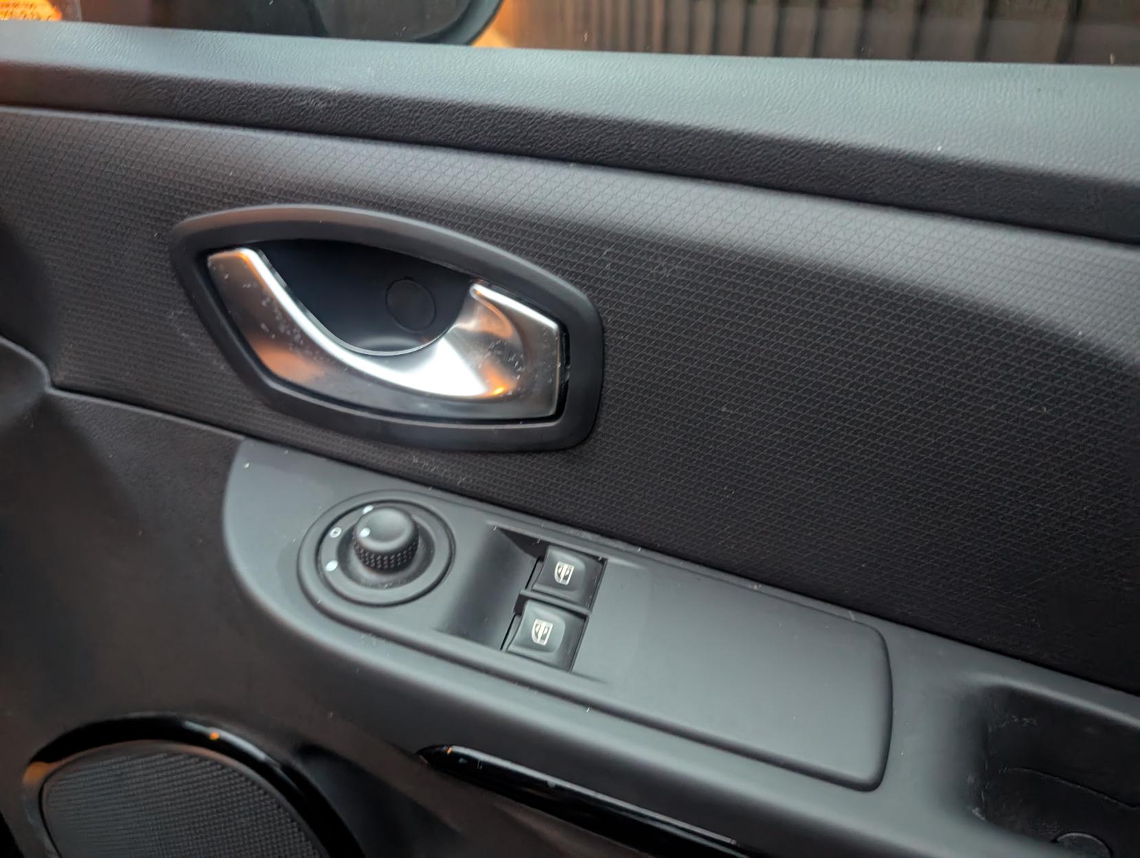 Renault Clio 1.2 16V Dynamique Nav Hatchback 5dr Petrol Manual Euro 6 (75 ps)