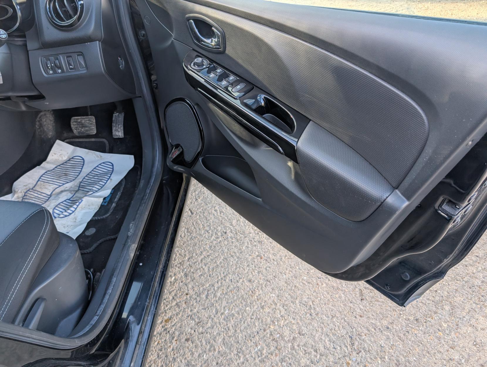 Renault Clio 1.5 dCi Dynamique S MediaNav Hatchback 5dr Diesel EDC Euro 5 (90 ps)