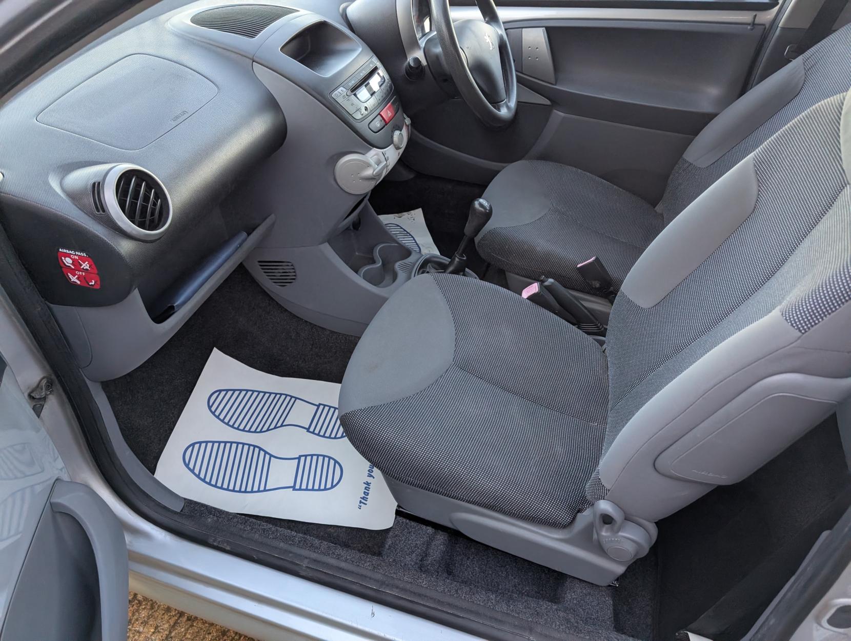 Peugeot 107 1.0 12V Urban Hatchback 3dr Petrol Manual Euro 4 (68 ps)