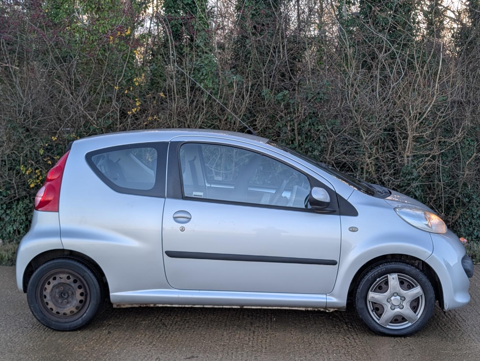 Peugeot 107 1.0 12V Urban Hatchback 3dr Petrol Manual Euro 4 (68 ps)