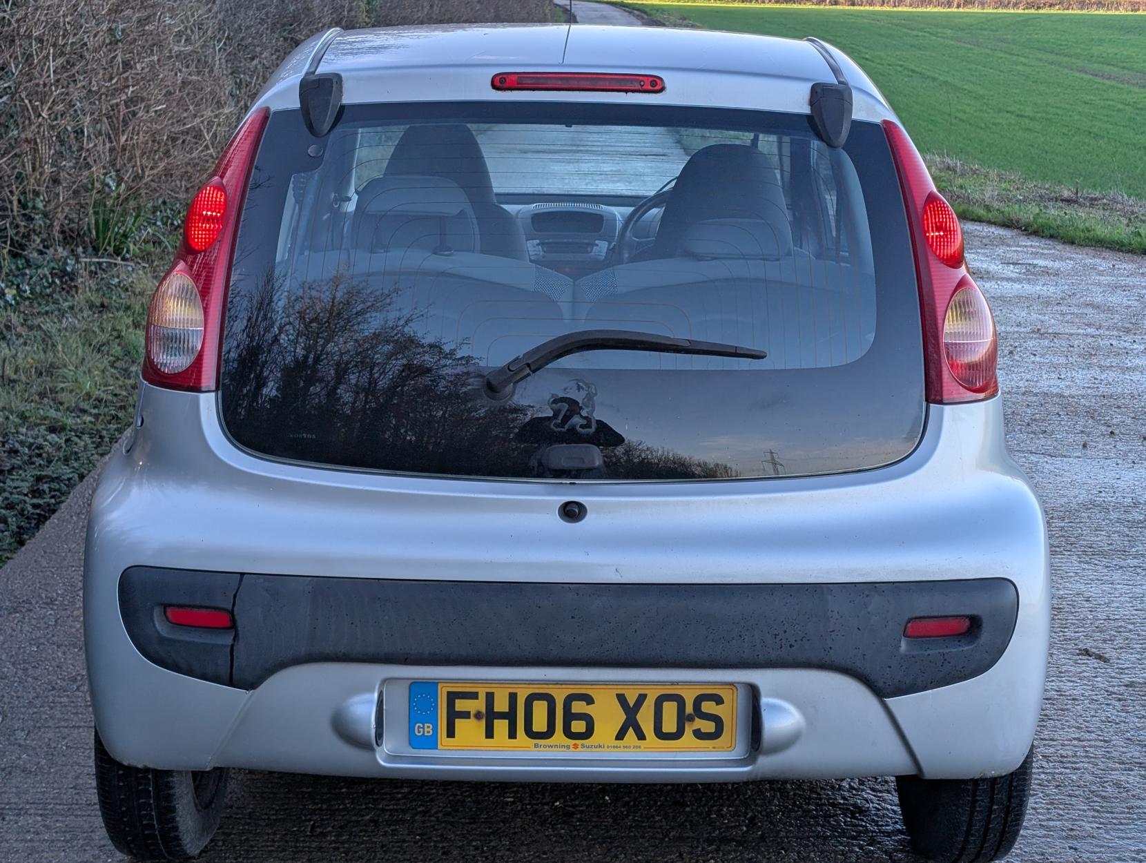 Peugeot 107 1.0 12V Urban Hatchback 3dr Petrol Manual Euro 4 (68 ps)