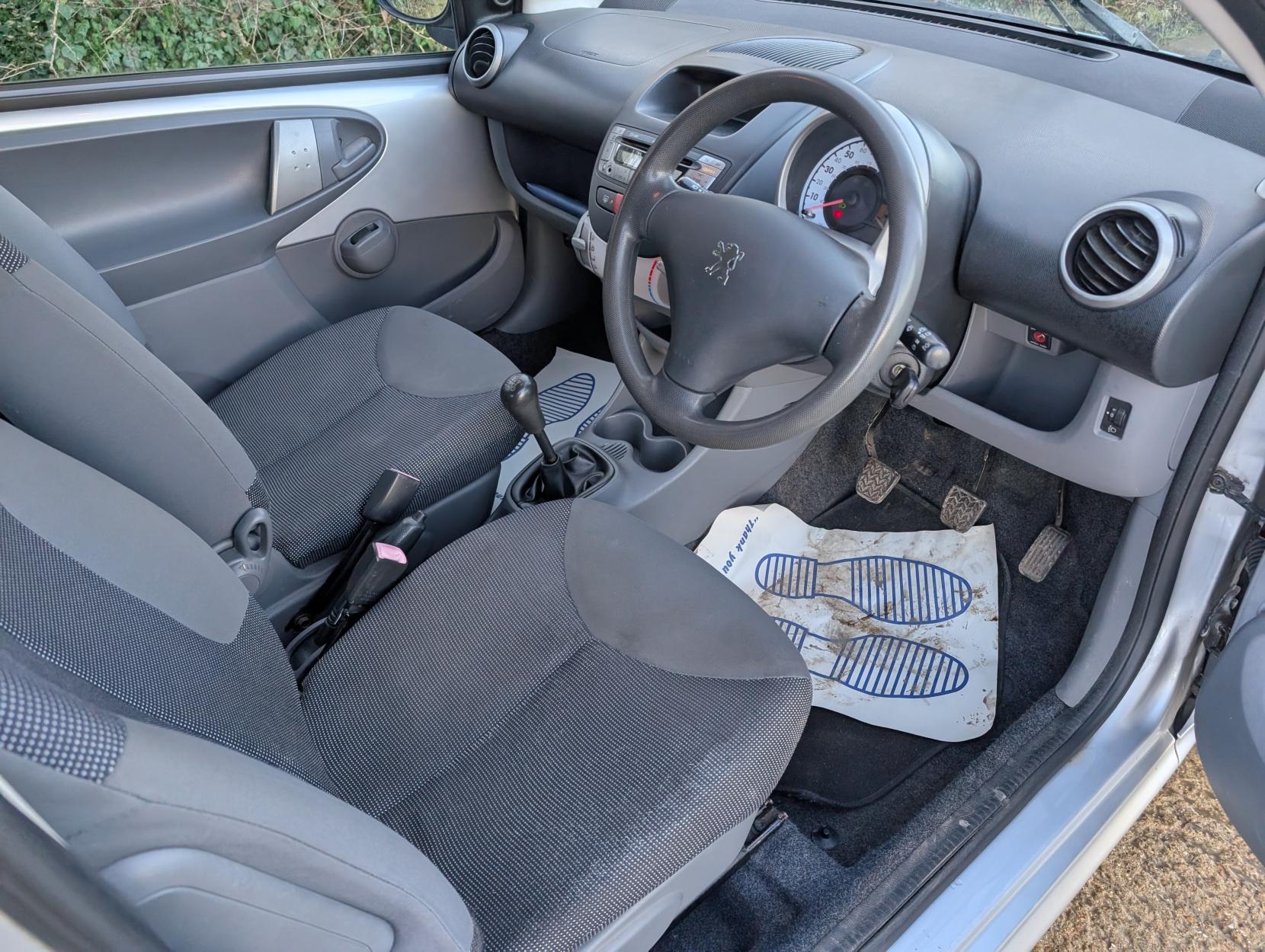 Peugeot 107 1.0 12V Urban Hatchback 3dr Petrol Manual Euro 4 (68 ps)