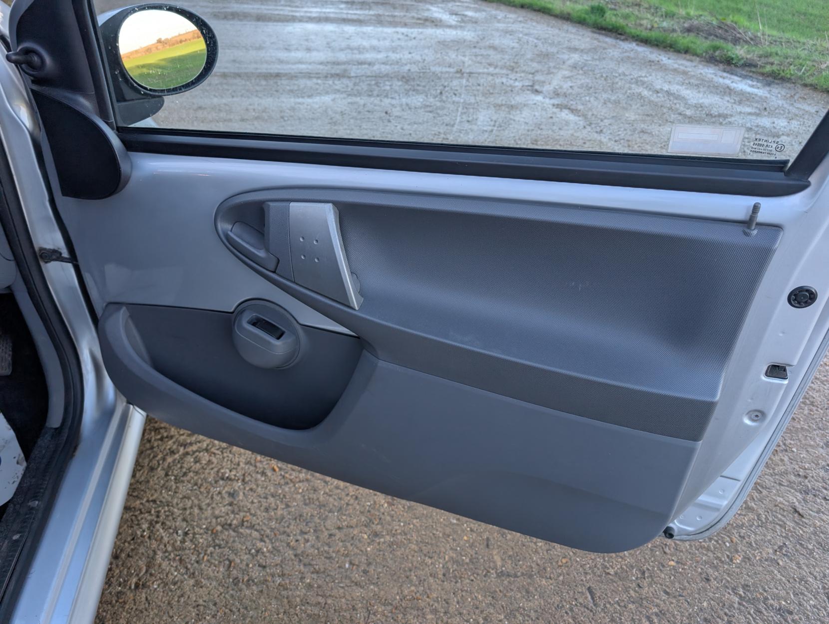 Peugeot 107 1.0 12V Urban Hatchback 3dr Petrol Manual Euro 4 (68 ps)