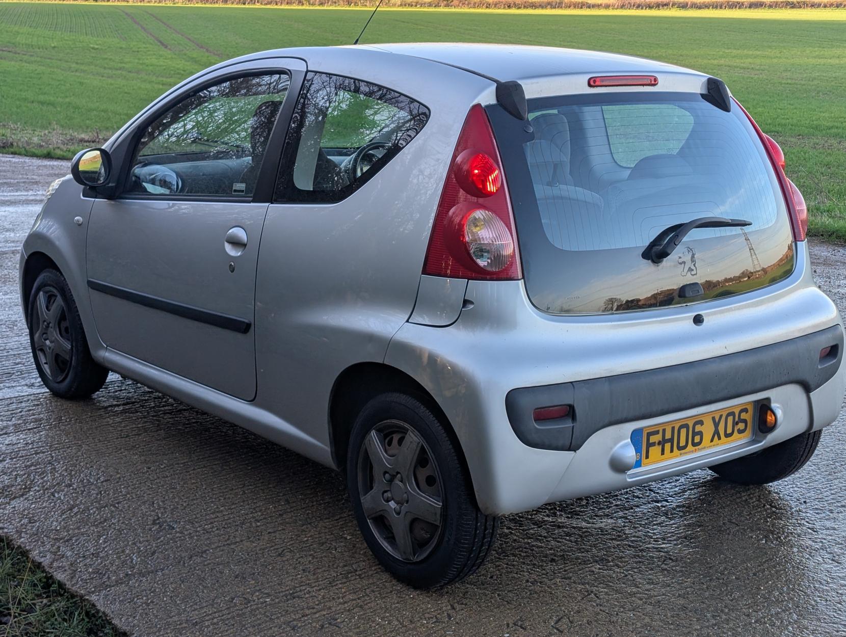 Peugeot 107 1.0 12V Urban Hatchback 3dr Petrol Manual Euro 4 (68 ps)