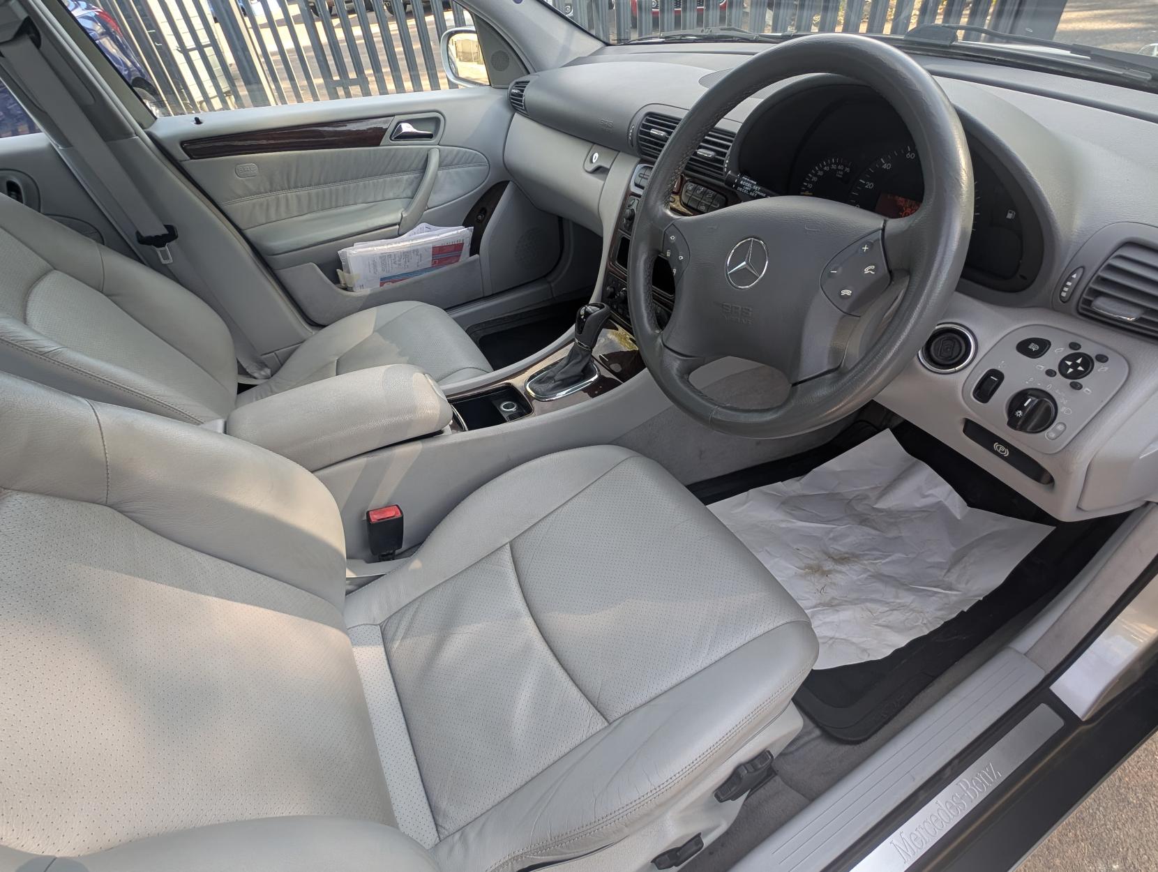 Mercedes-Benz C Class 2.0 C180 Elegance Saloon 4dr Petrol Automatic (227 g/km, 129 bhp)