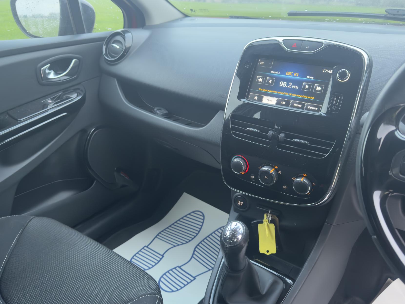 Renault Clio 0.9 TCe Dynamique MediaNav Hatchback 5dr Petrol Manual Euro 5 (s/s) (90 ps)