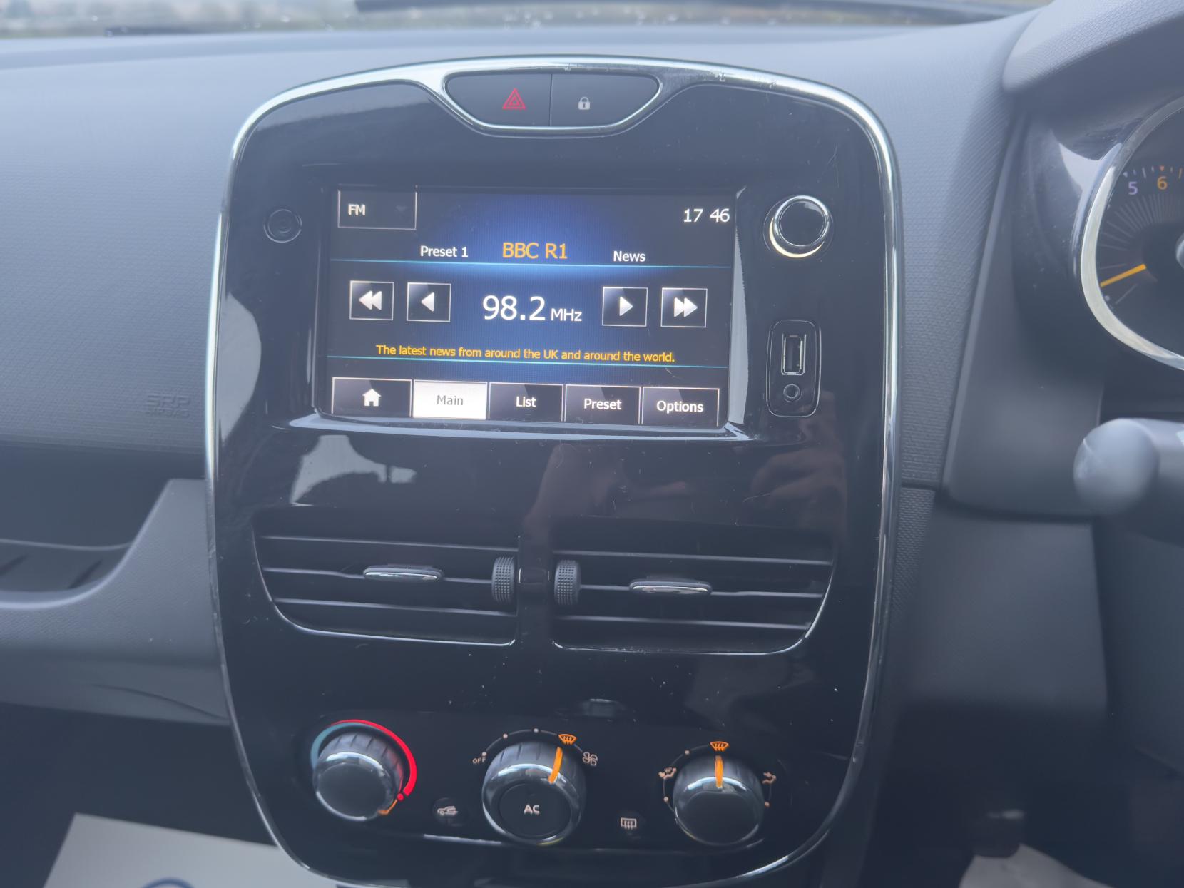 Renault Clio 0.9 TCe Dynamique MediaNav Hatchback 5dr Petrol Manual Euro 5 (s/s) (90 ps)